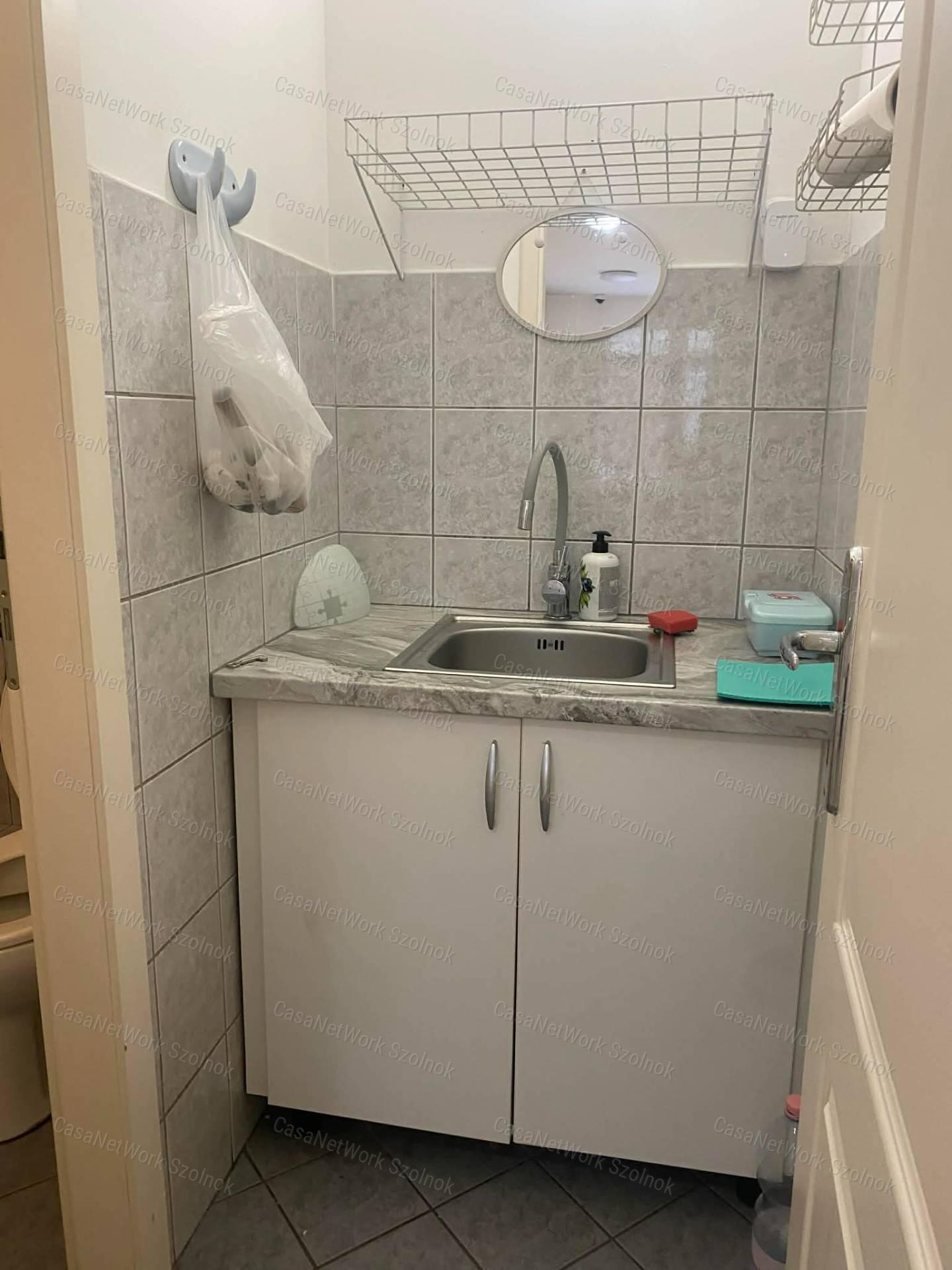 Szolnokon a Tófenék úton üzlethelyiség kiadó!