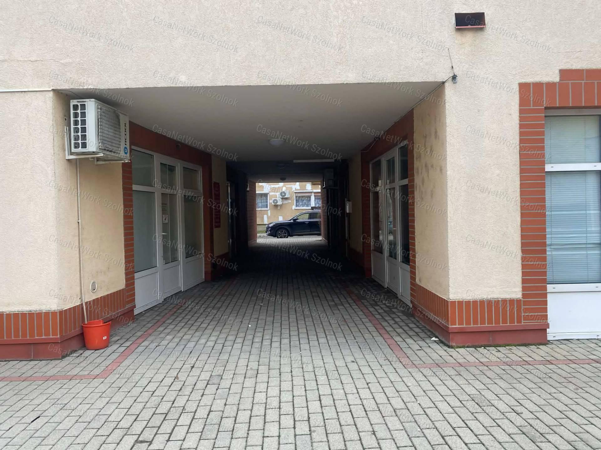 Szolnokon a Tófenék úton üzlethelyiség kiadó!
