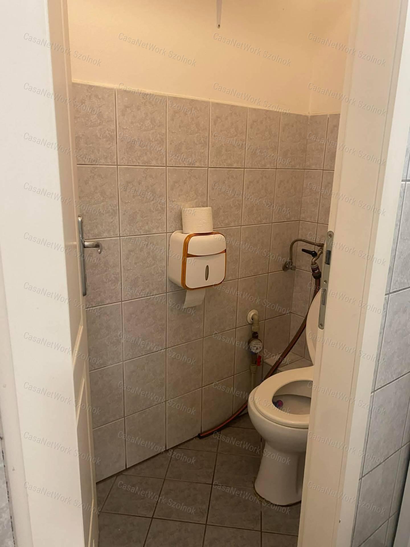 Szolnokon a Tófenék úton üzlethelyiség kiadó!