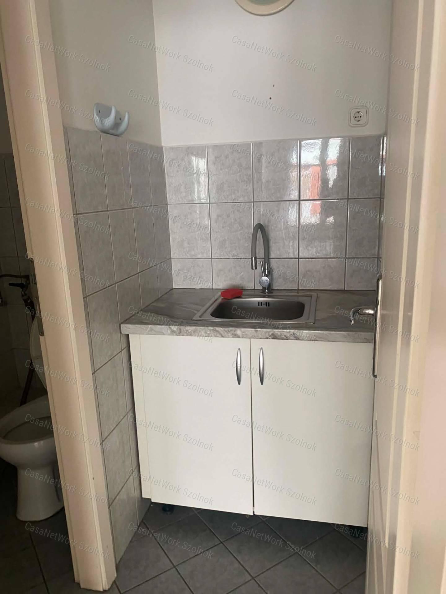 Szolnokon a Tófenék úton üzlethelyiség kiadó!