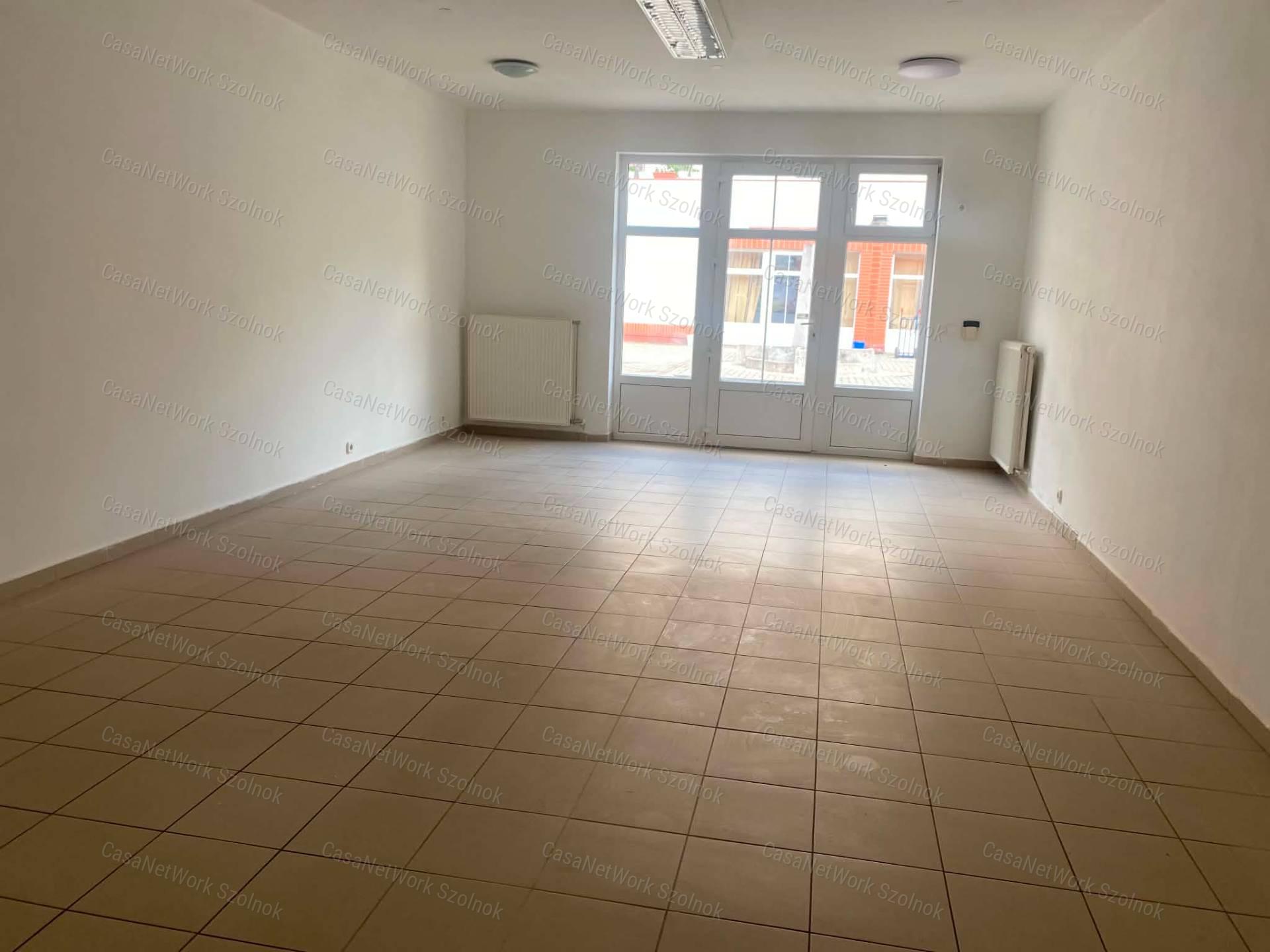 Szolnokon a Tófenék úton üzlethelyiség kiadó!