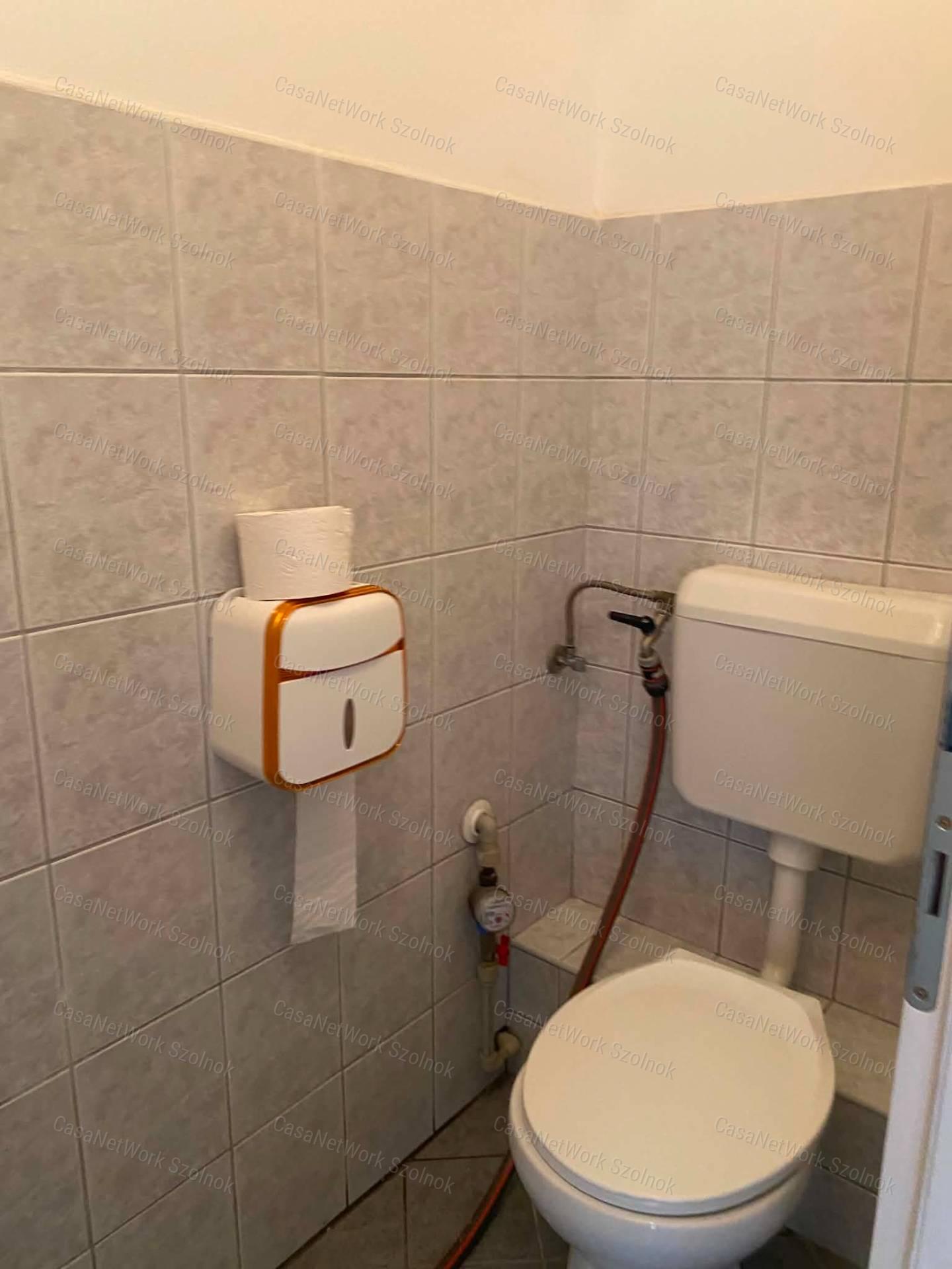 Szolnokon a Tófenék úton üzlethelyiség kiadó!