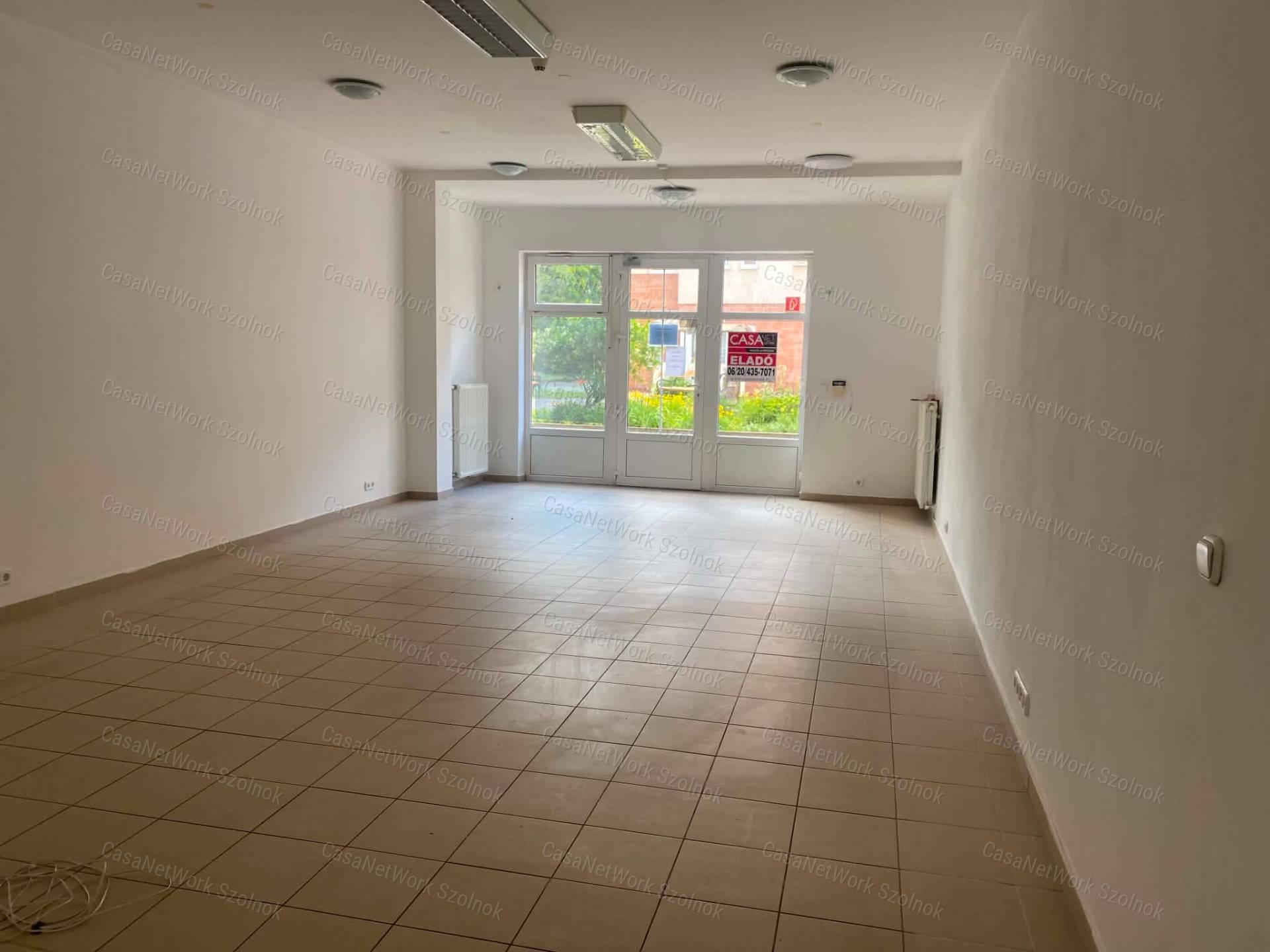 Szolnokon a Tófenék úton üzlethelyiség kiadó!