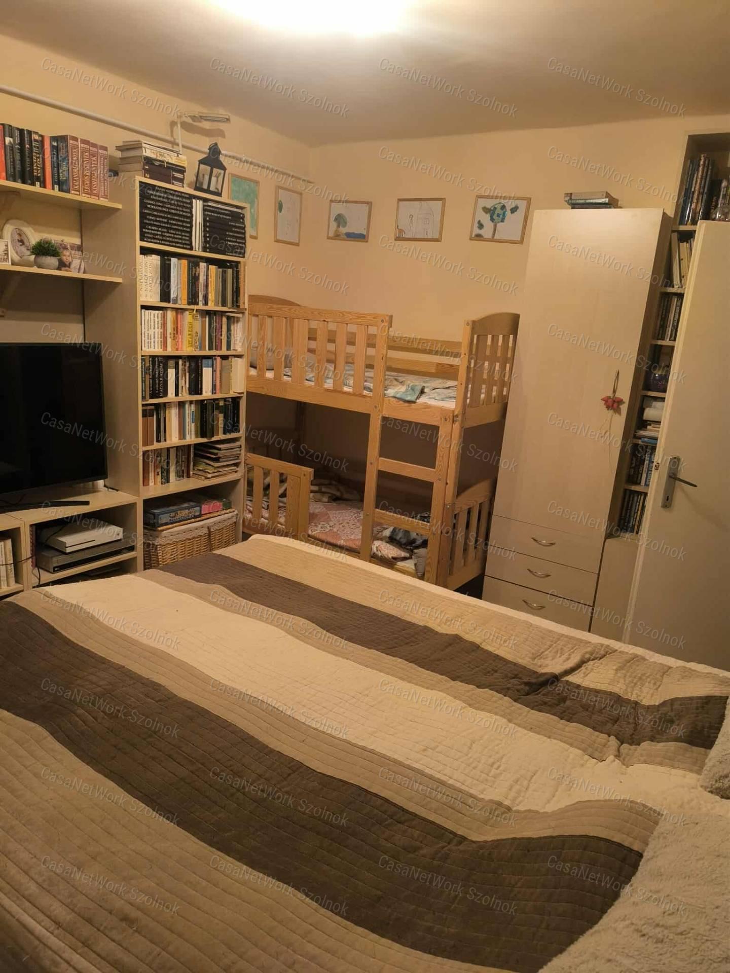 Eladó lakás csendes központi helyen Martfűn