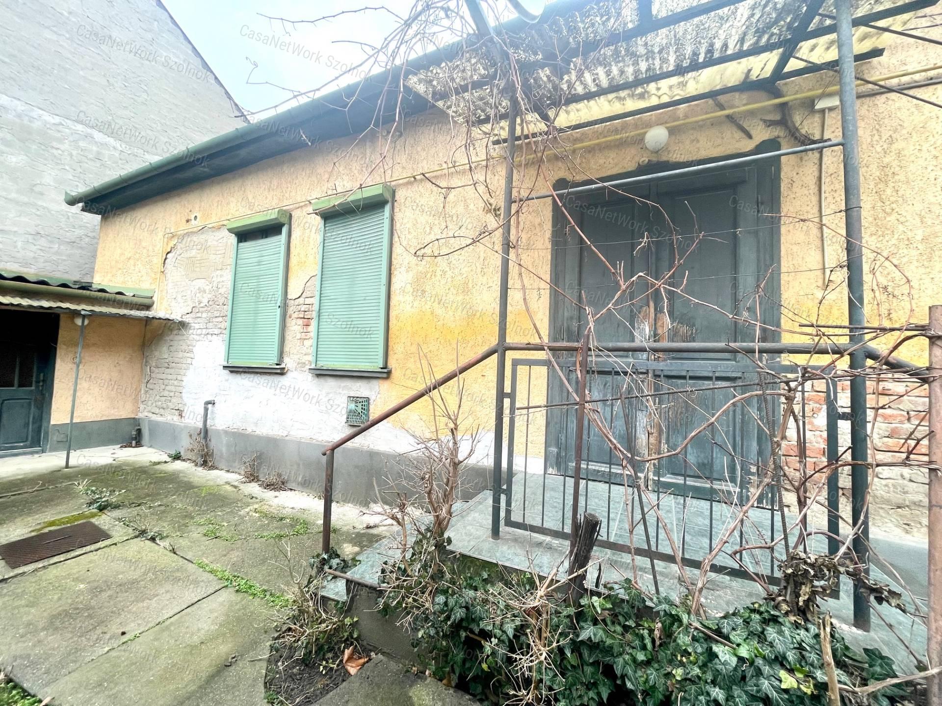 Eladó Szolnok központjában Fiumei uton 370m2 telken 100m2 családi ház