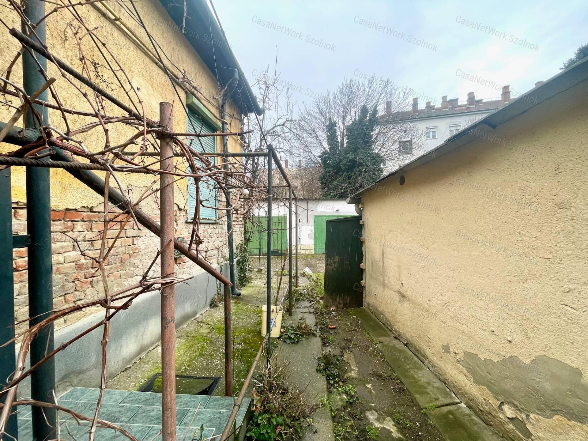 Eladó Szolnok központjában Fiumei uton 370m2 telken 100m2 családi ház