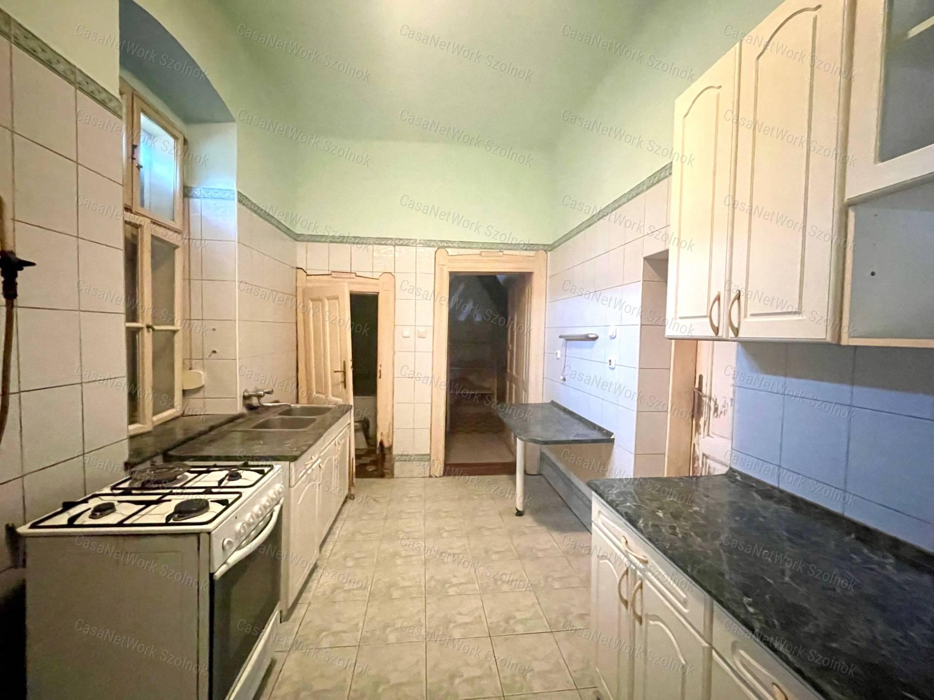 Eladó Szolnok központjában Fiumei uton 370m2 telken 100m2 családi ház
