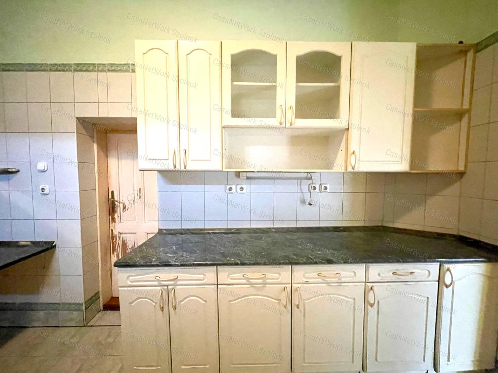 Eladó Szolnok központjában Fiumei uton 370m2 telken 100m2 családi ház