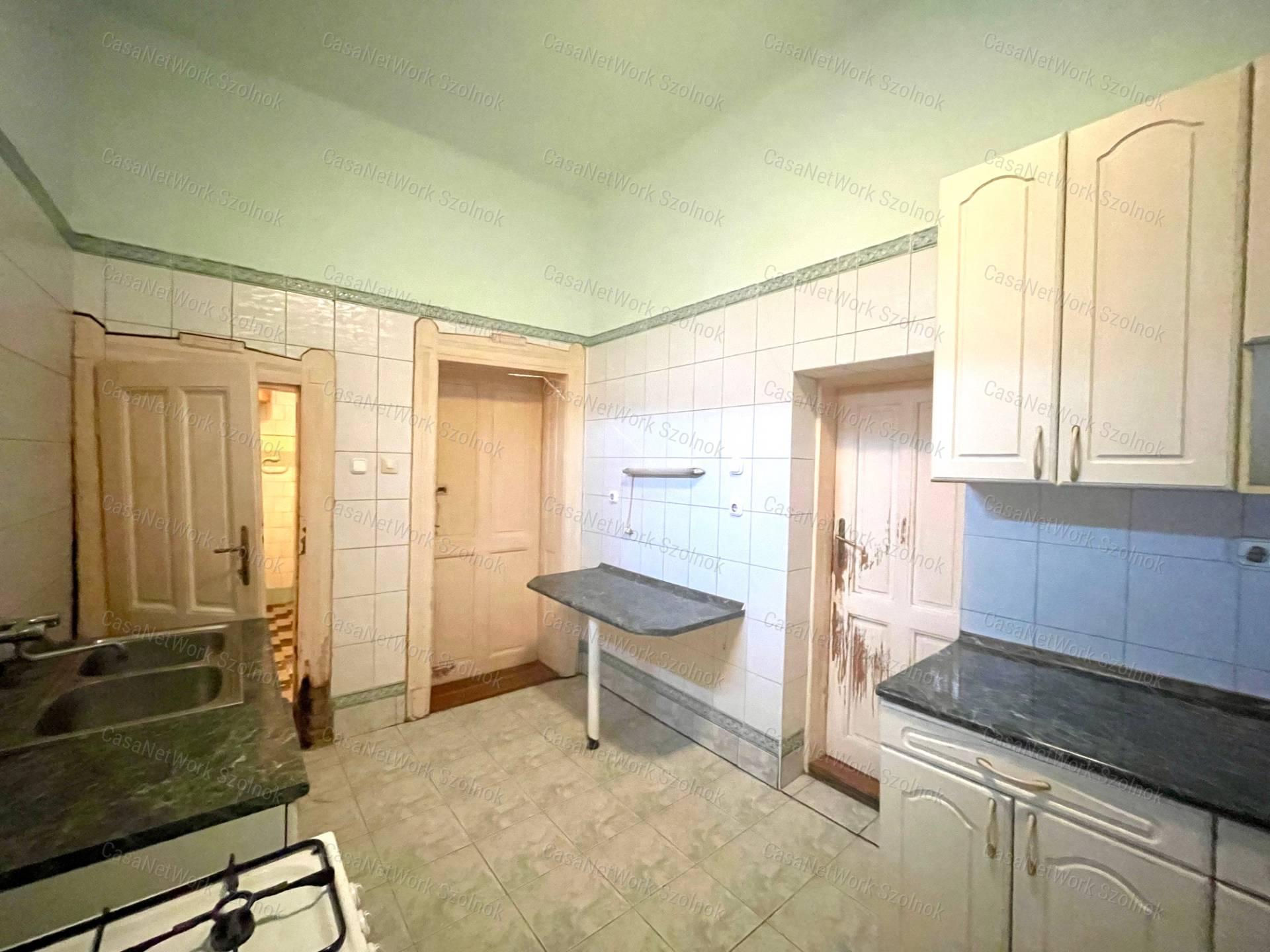 Eladó Szolnok központjában Fiumei uton 370m2 telken 100m2 családi ház