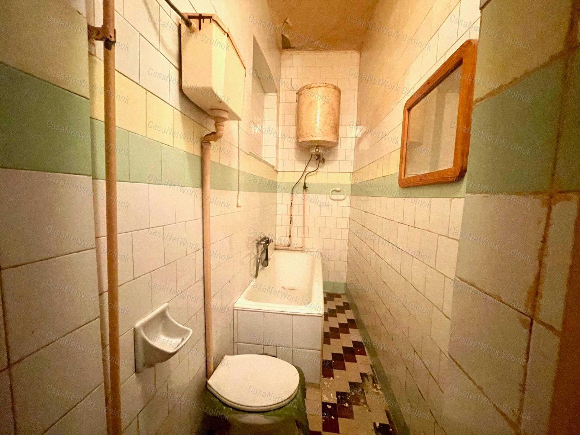 Eladó Szolnok központjában Fiumei uton 370m2 telken 100m2 családi ház