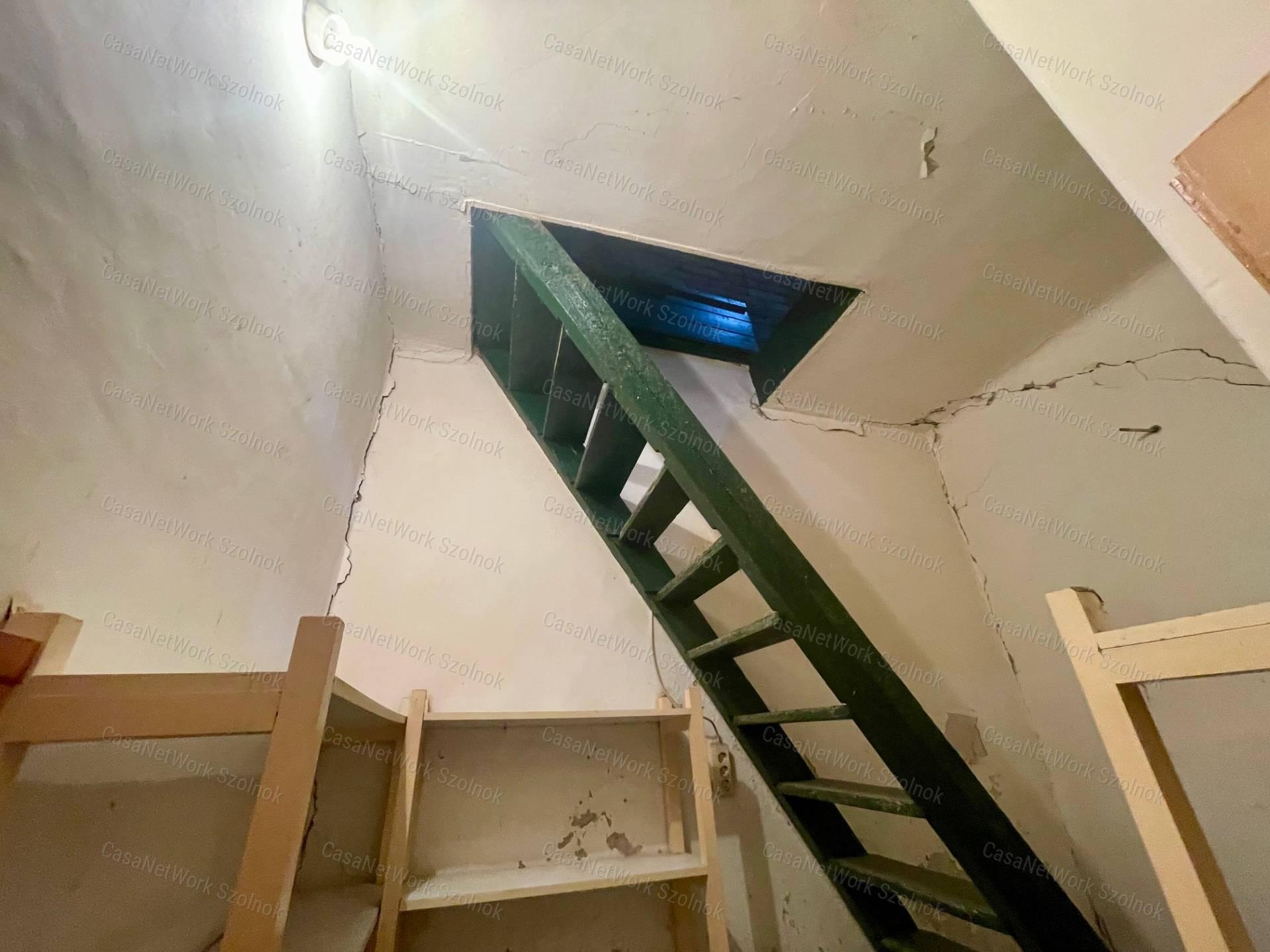 Eladó Szolnok központjában Fiumei uton 370m2 telken 100m2 családi ház
