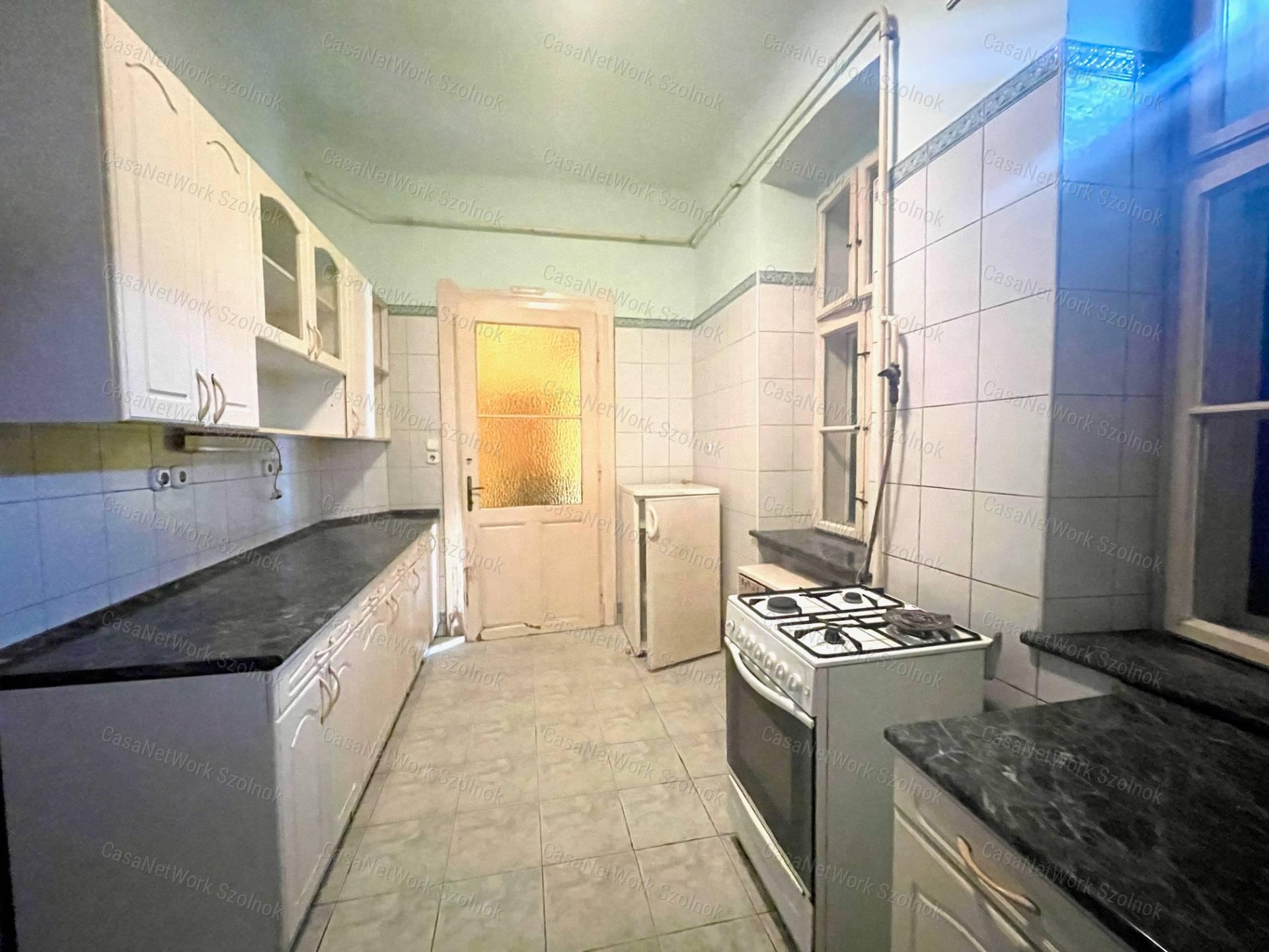 Eladó Szolnok központjában Fiumei uton 370m2 telken 100m2 családi ház