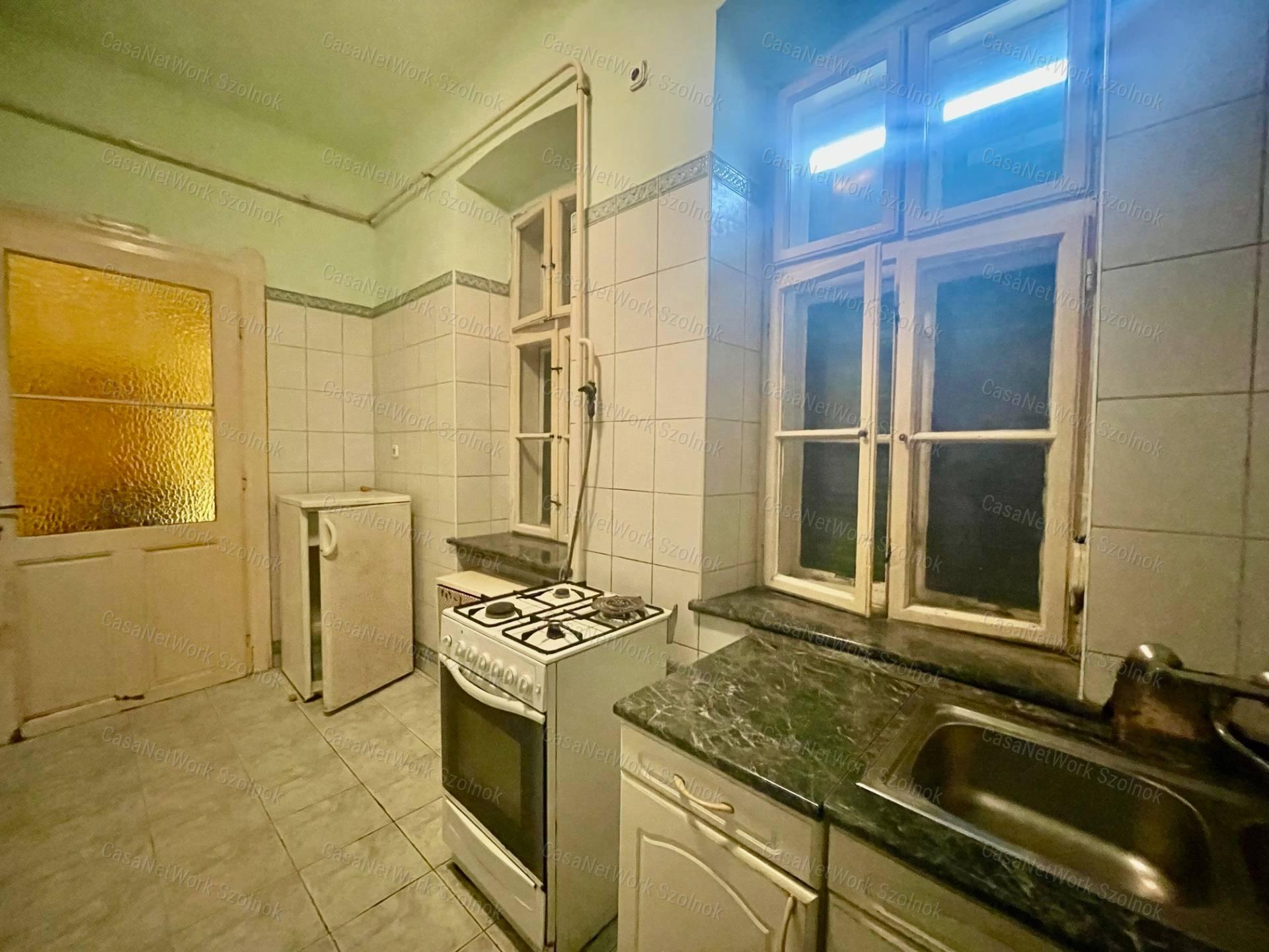 Eladó Szolnok központjában Fiumei uton 370m2 telken 100m2 családi ház