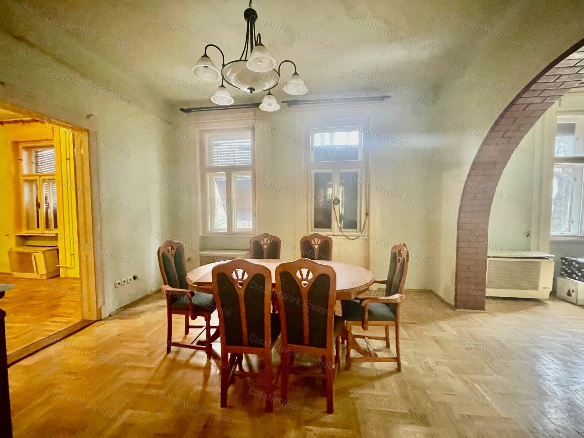 Eladó Szolnok központjában Fiumei uton 370m2 telken 100m2 családi ház