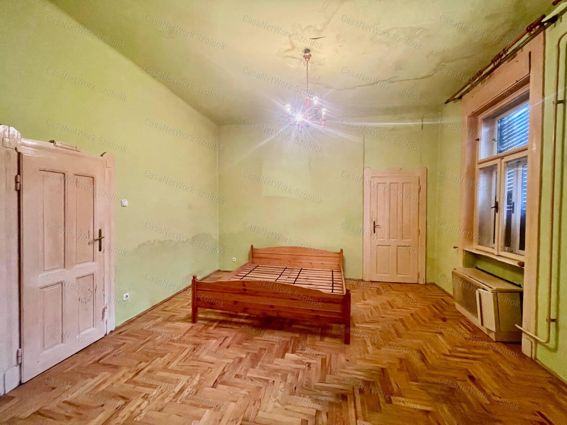 Eladó Szolnok központjában Fiumei uton 370m2 telken 100m2 családi ház