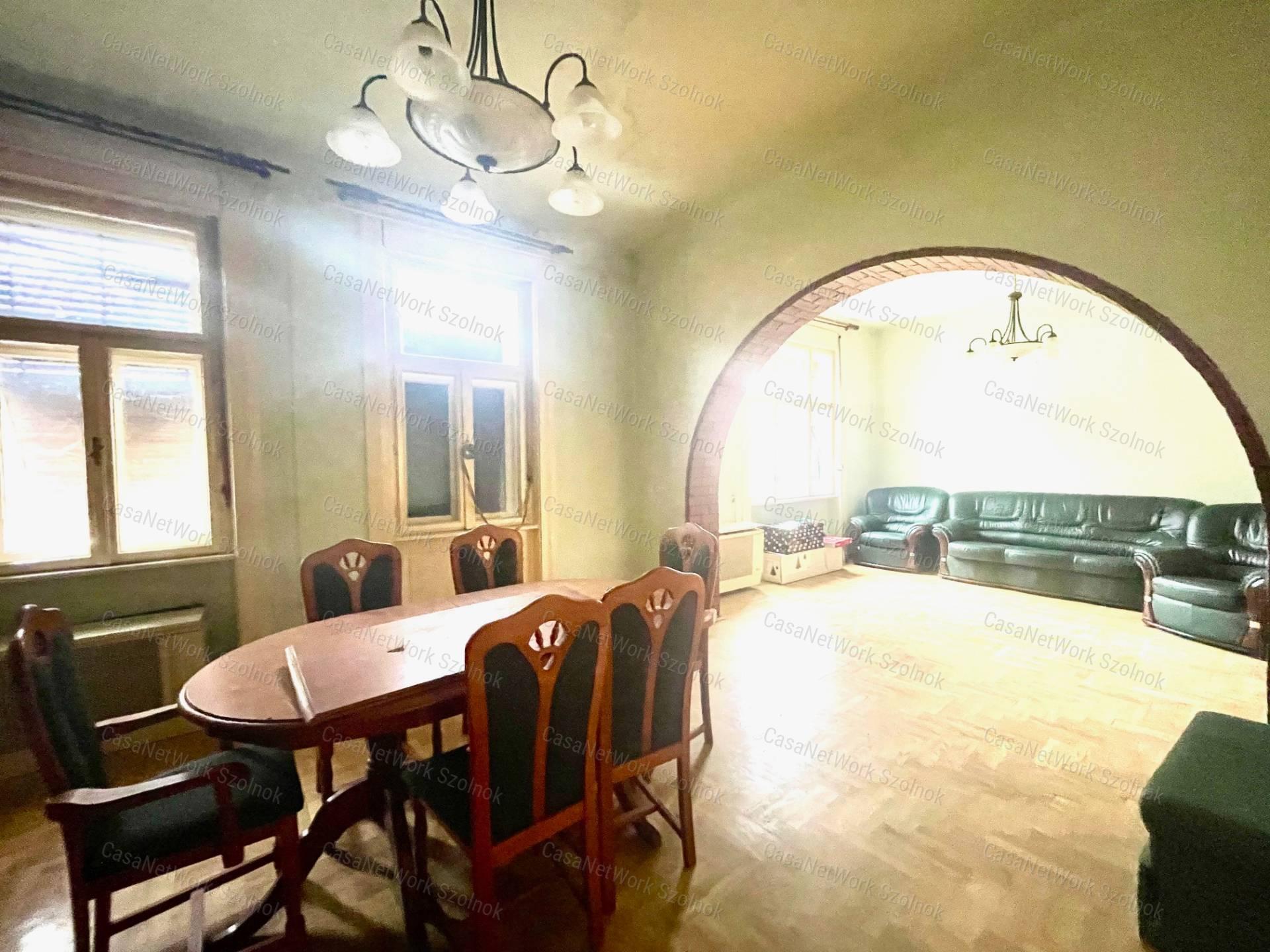 Eladó Szolnok központjában Fiumei uton 370m2 telken 100m2 családi ház