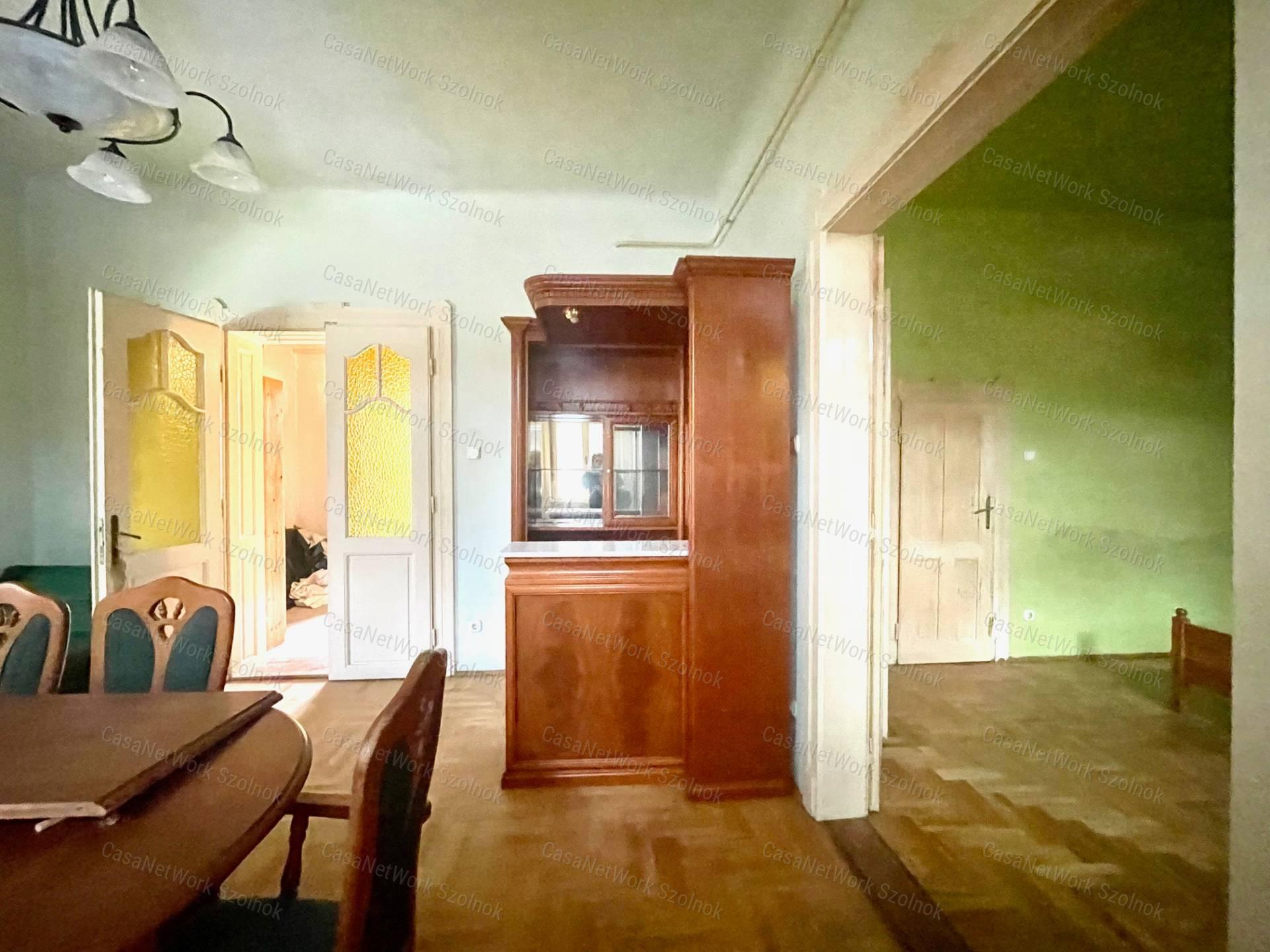 Eladó Szolnok központjában Fiumei uton 370m2 telken 100m2 családi ház