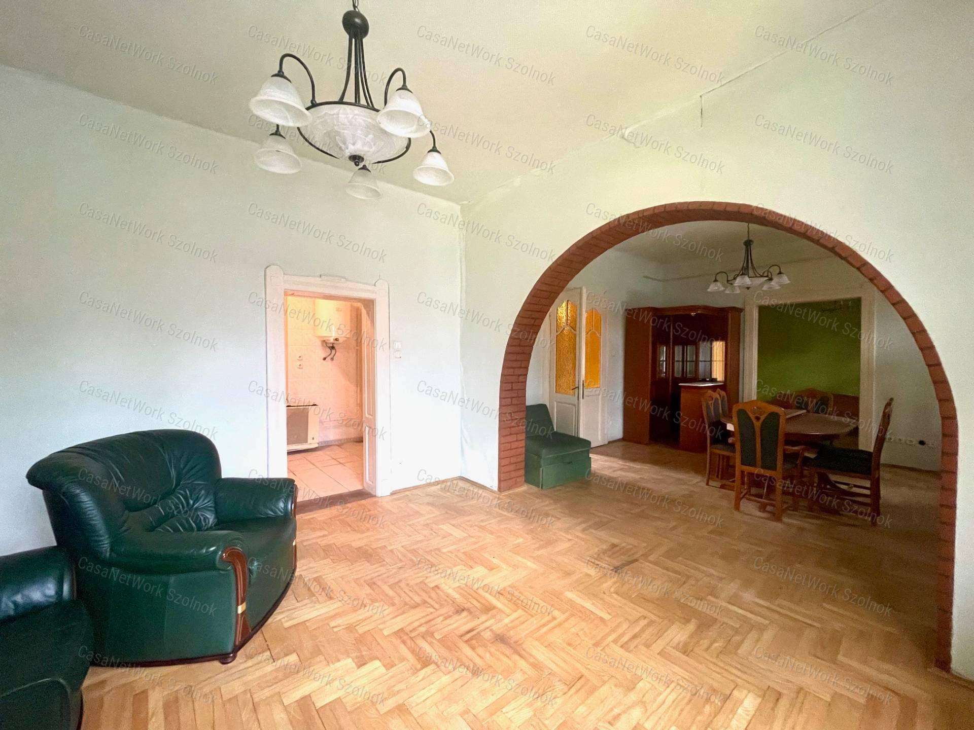 Eladó Szolnok központjában Fiumei uton 370m2 telken 100m2 családi ház