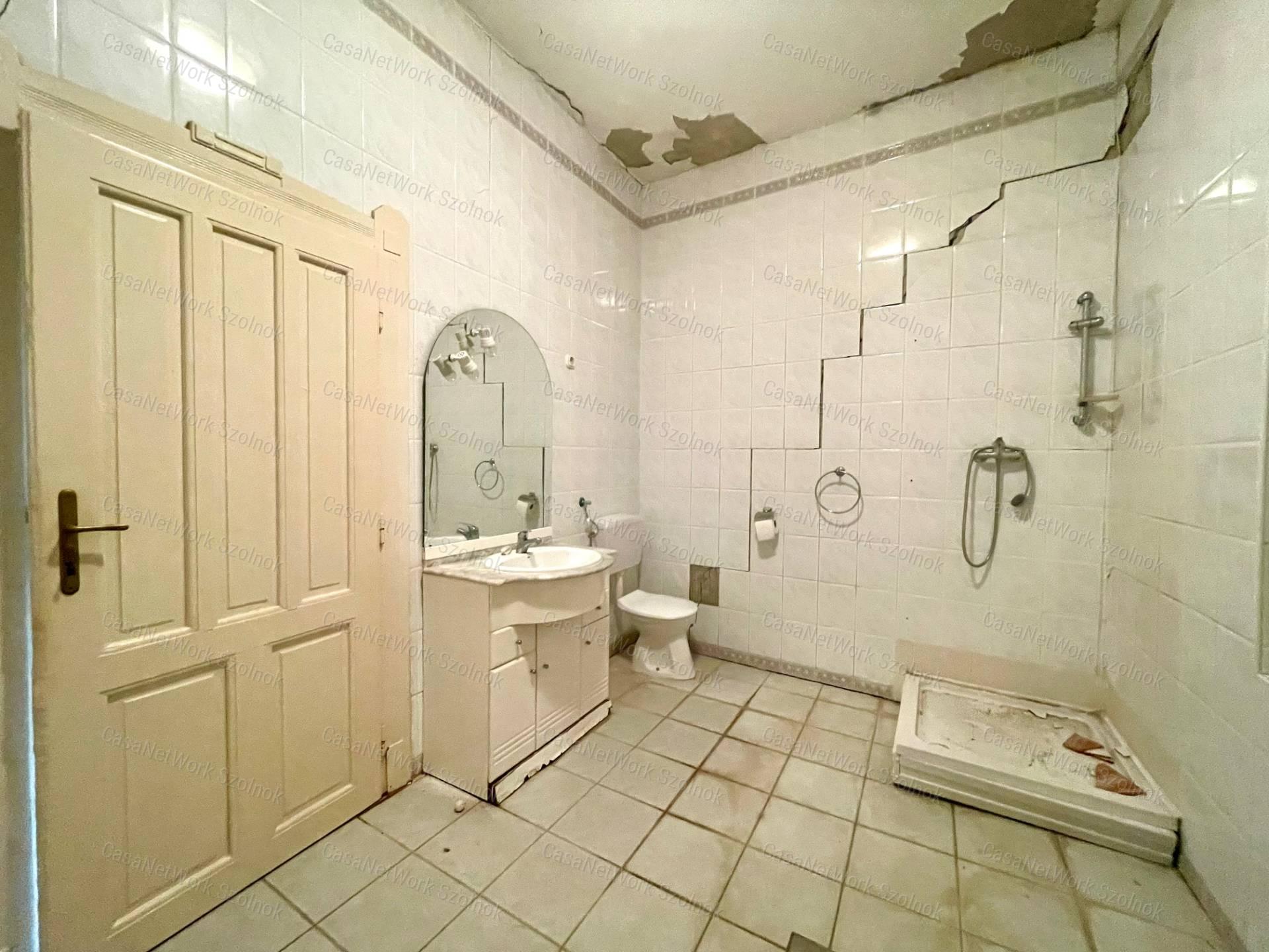 Eladó Szolnok központjában Fiumei uton 370m2 telken 100m2 családi ház