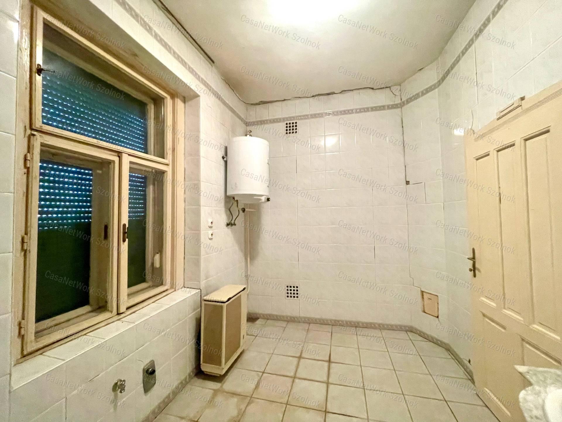 Eladó Szolnok központjában Fiumei uton 370m2 telken 100m2 családi ház