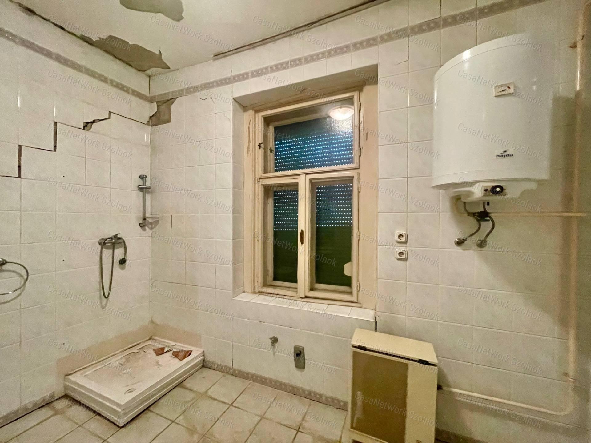 Eladó Szolnok központjában Fiumei uton 370m2 telken 100m2 családi ház
