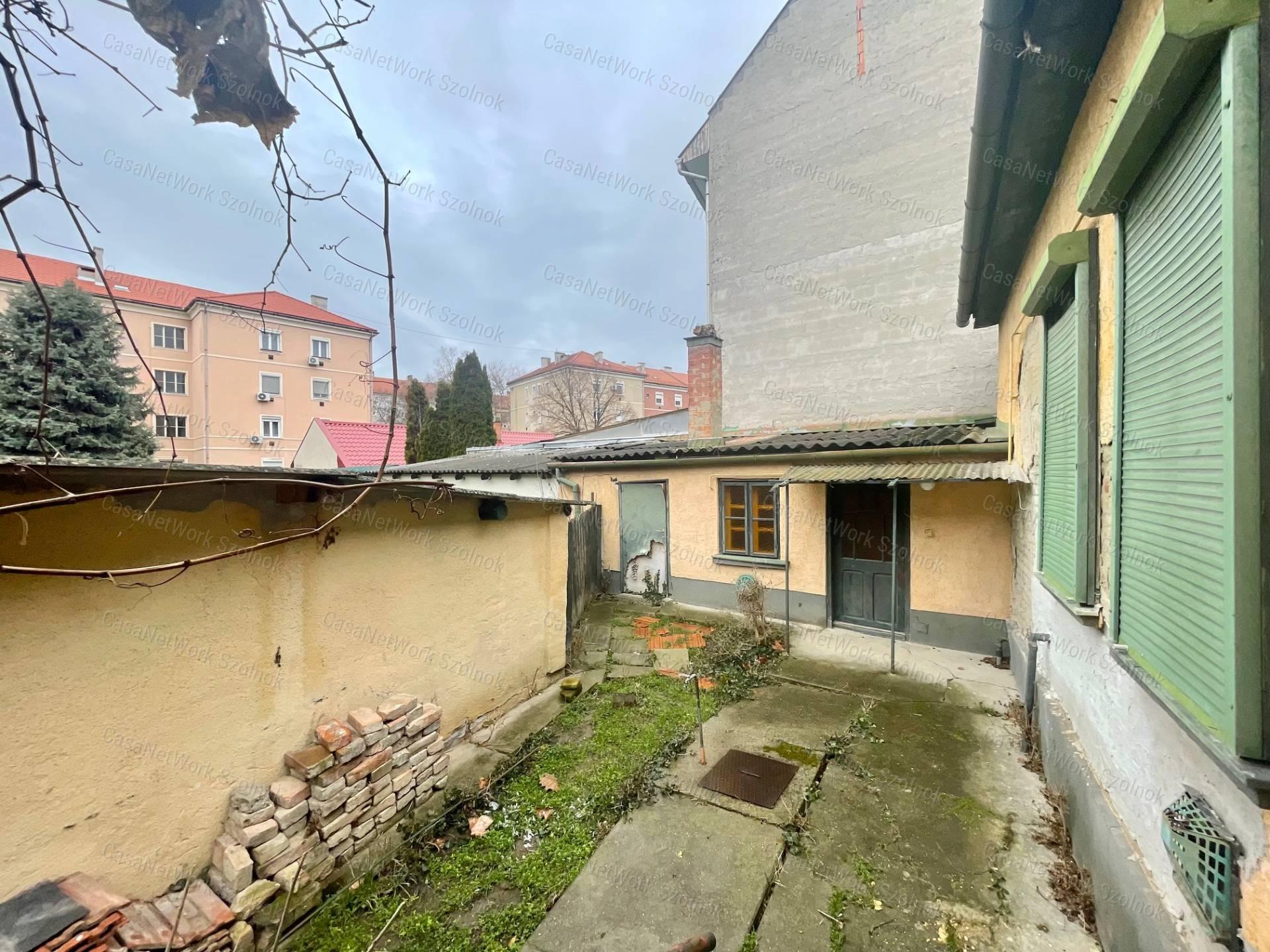 Eladó Szolnok központjában Fiumei uton 370m2 telken 100m2 családi ház