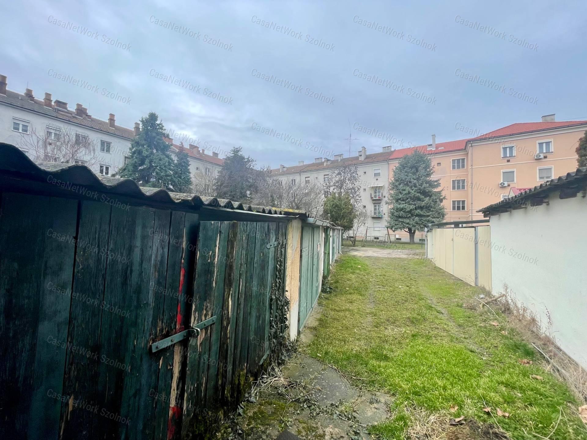 Eladó Szolnok központjában Fiumei uton 370m2 telken 100m2 családi ház