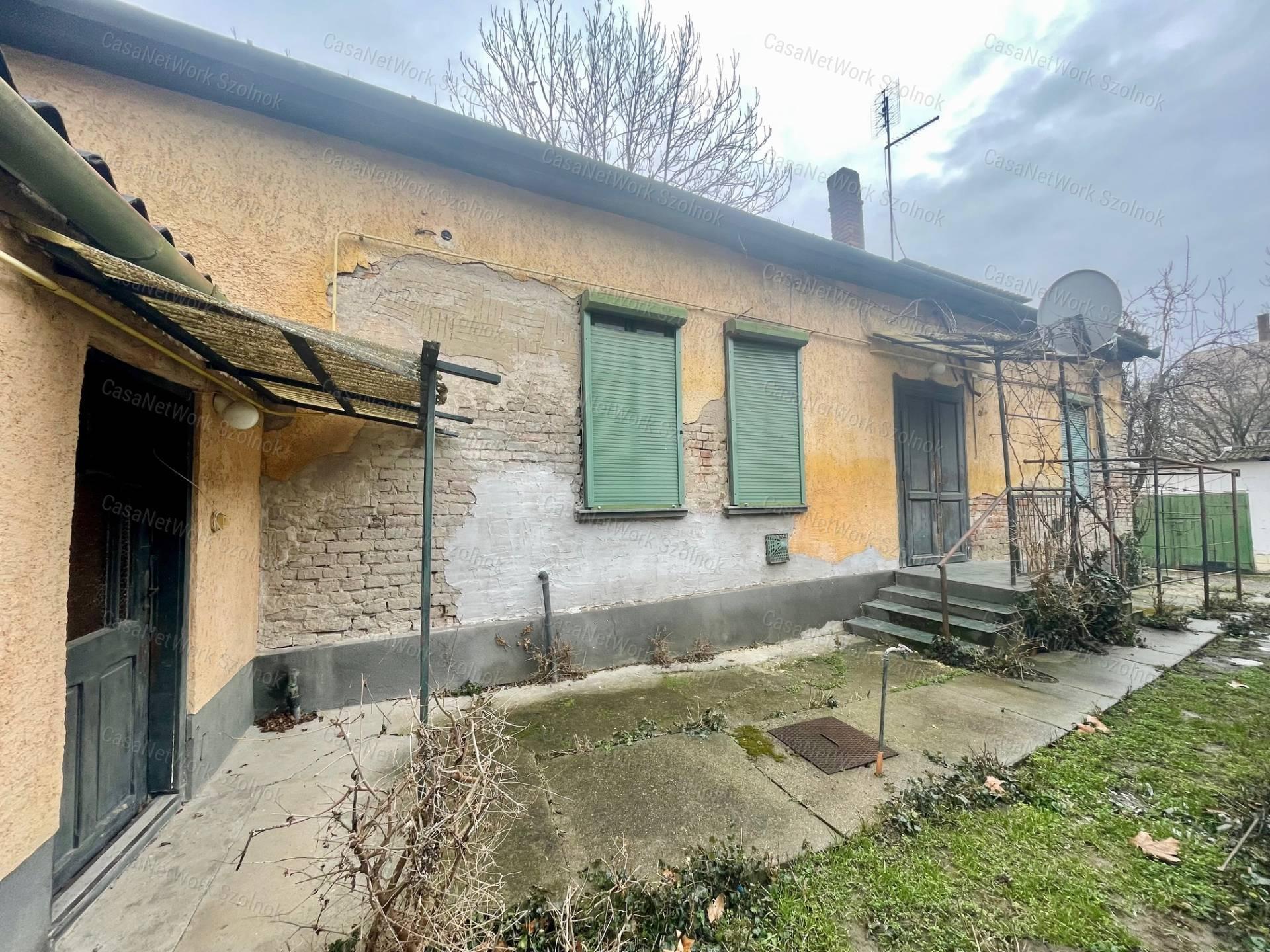 Eladó Szolnok központjában Fiumei uton 370m2 telken 100m2 családi ház