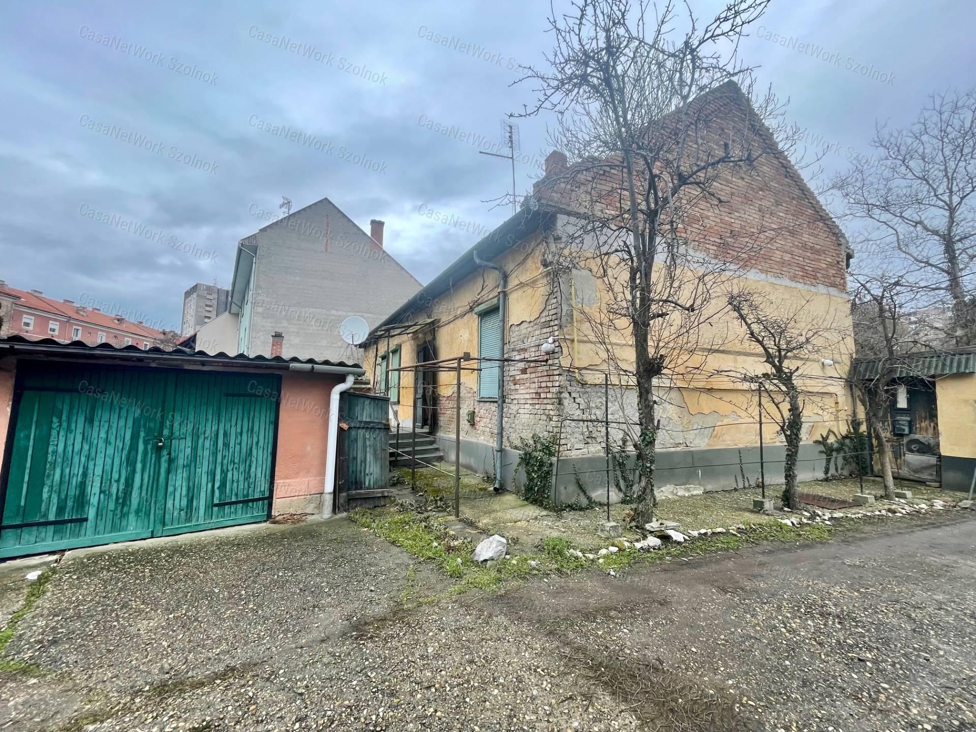 Eladó Szolnok központjában Fiumei uton 370m2 telken 100m2 családi ház