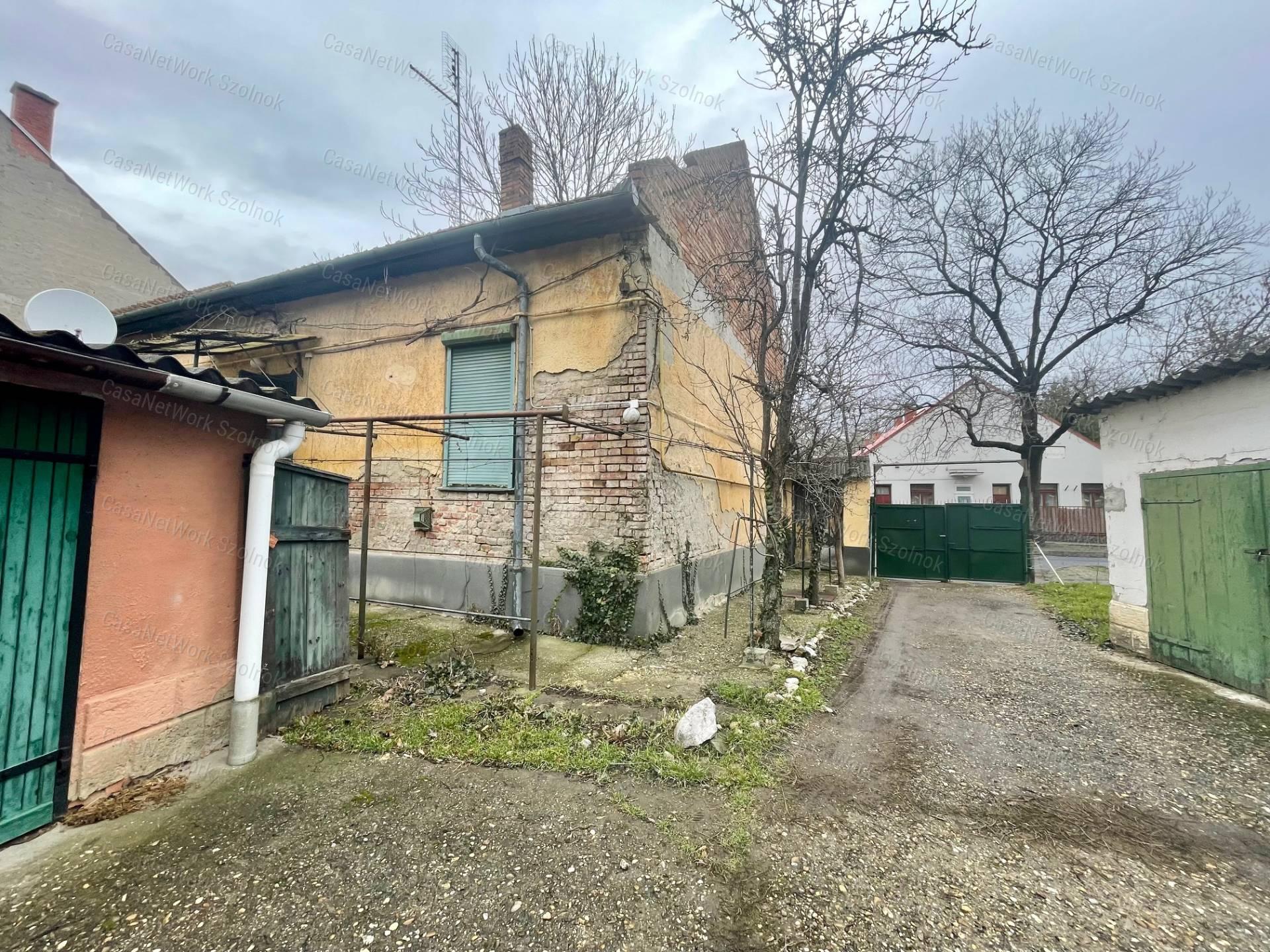 Eladó Szolnok központjában Fiumei uton 370m2 telken 100m2 családi ház