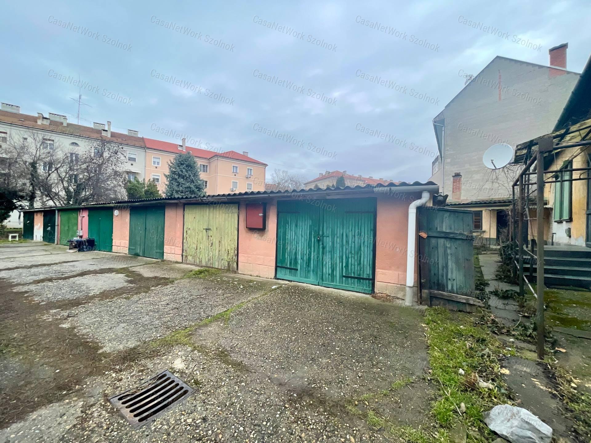 Eladó Szolnok központjában Fiumei uton 370m2 telken 100m2 családi ház