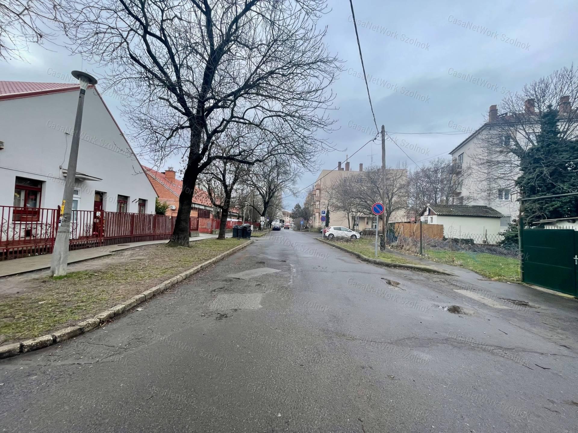 Eladó Szolnok központjában Fiumei uton 370m2 telken 100m2 családi ház
