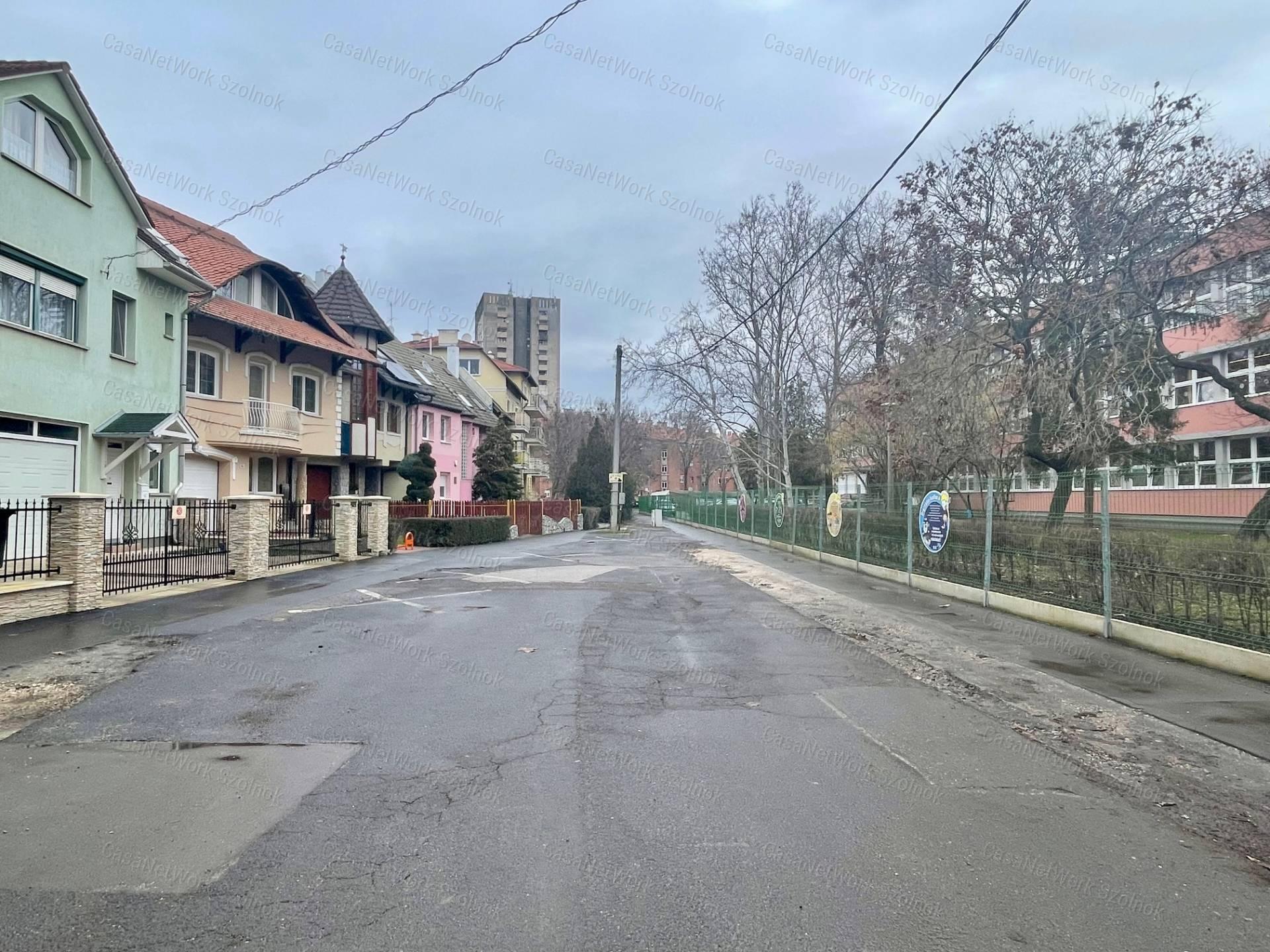 Eladó Szolnok központjában Fiumei uton 370m2 telken 100m2 családi ház
