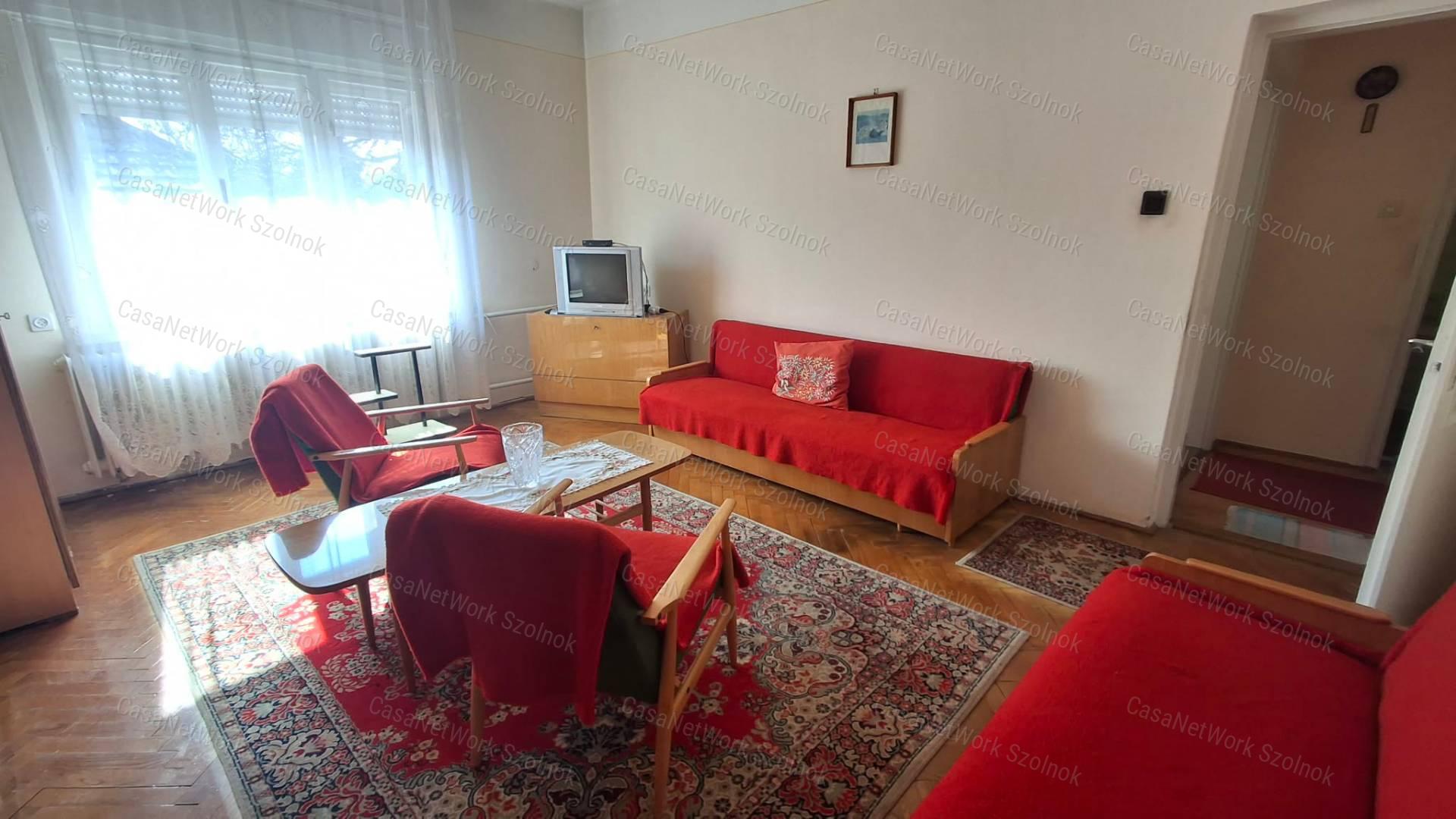 Szolnok - Szandaszőlősön kádár kocka típusú családi ház eladó