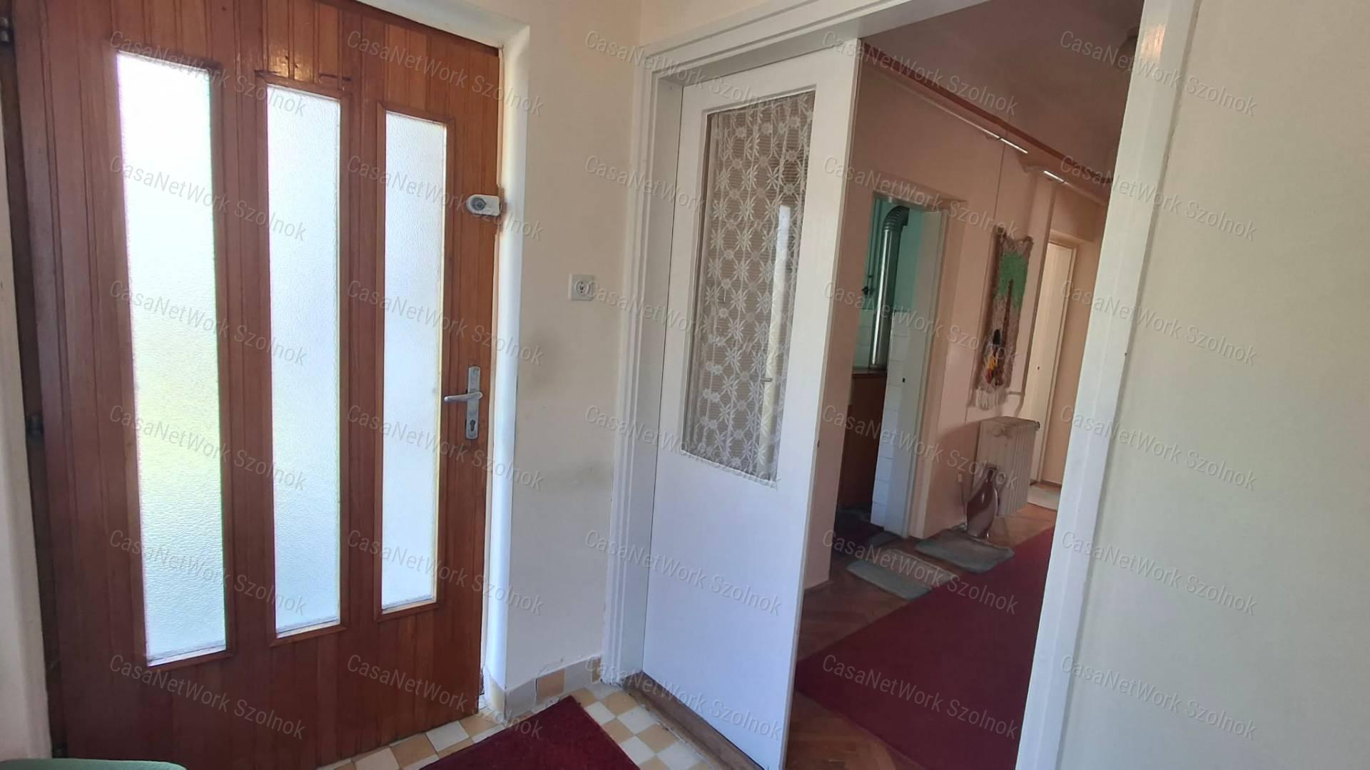 Szolnok - Szandaszőlősön kádár kocka típusú családi ház eladó