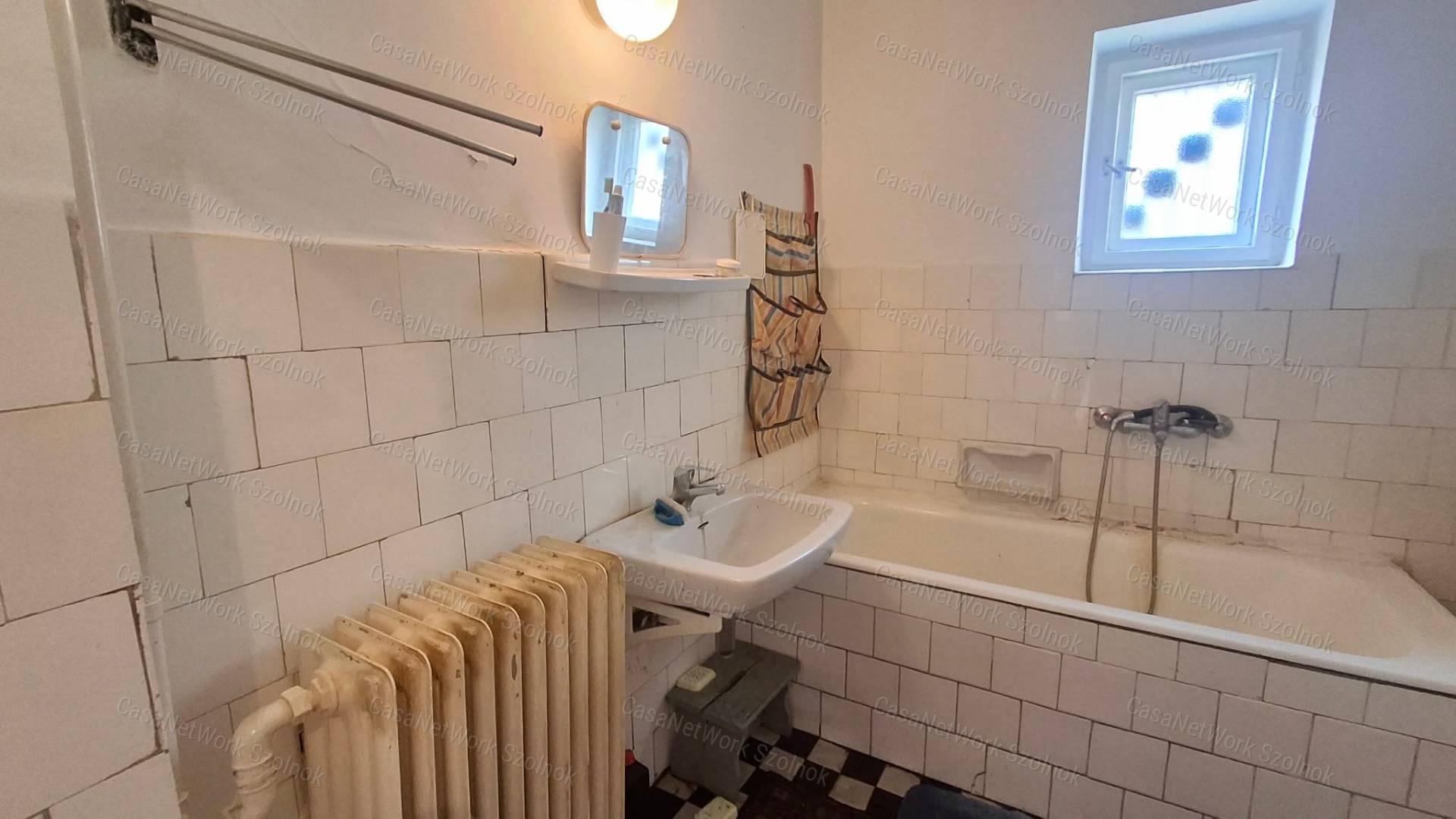 Szolnok - Szandaszőlősön kádár kocka típusú családi ház eladó