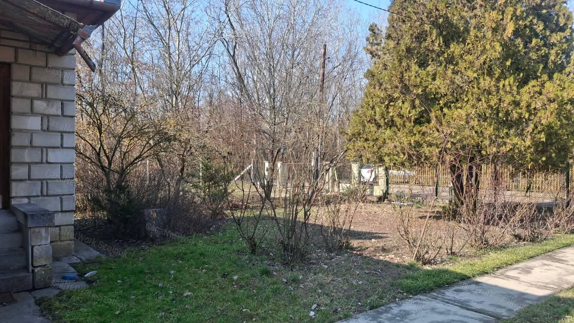 Szolnok - Szandaszőlősön kádár kocka típusú családi ház eladó
