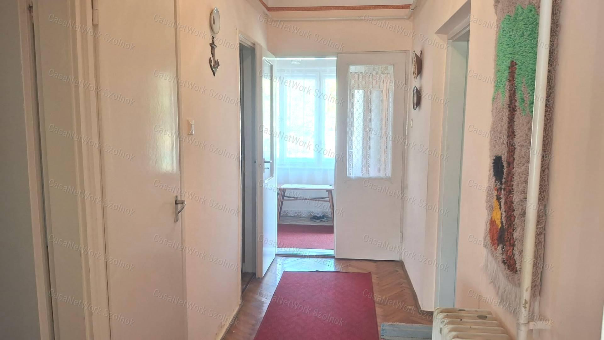 Szolnok - Szandaszőlősön kádár kocka típusú családi ház eladó