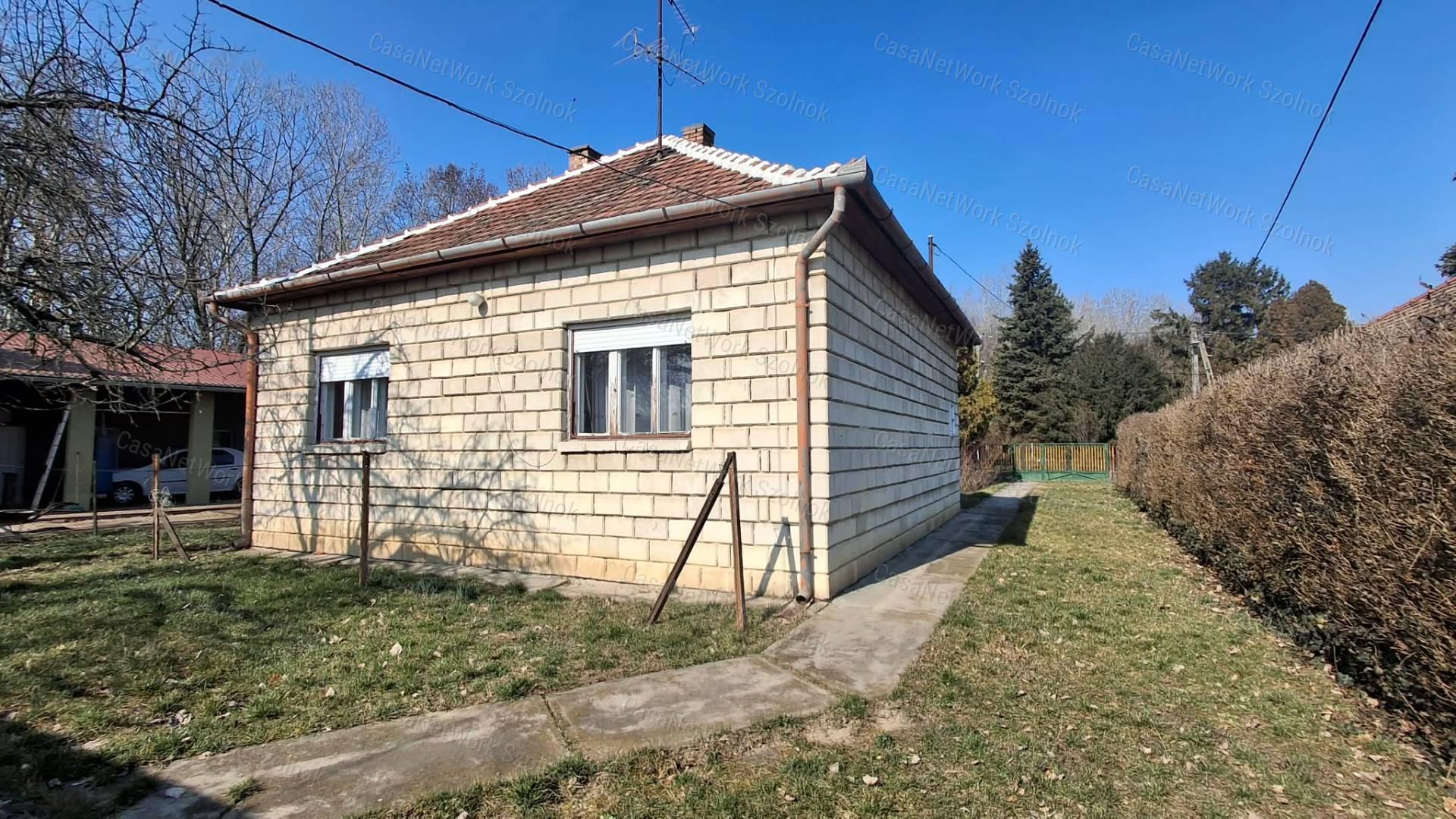 Szolnok - Szandaszőlősön kádár kocka típusú családi ház eladó