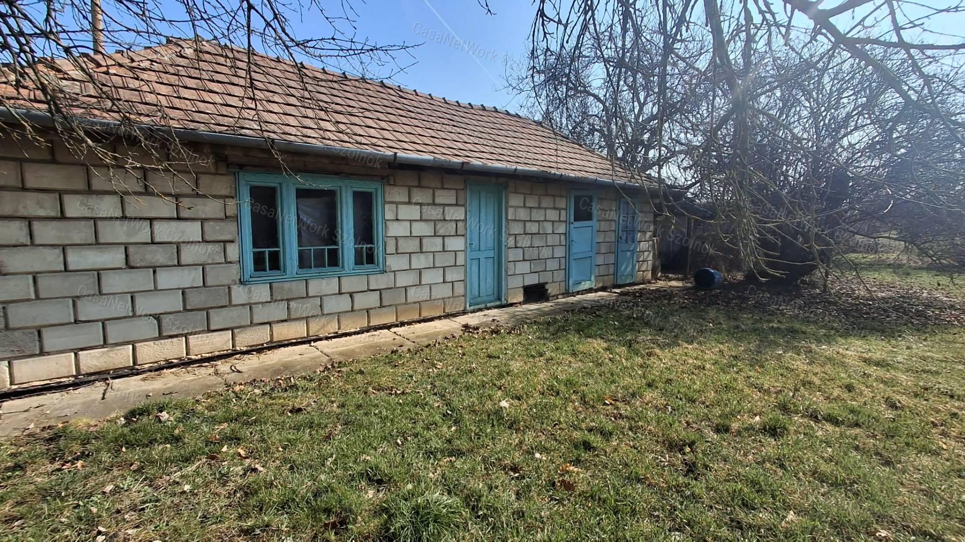 Szolnok - Szandaszőlősön kádár kocka típusú családi ház eladó