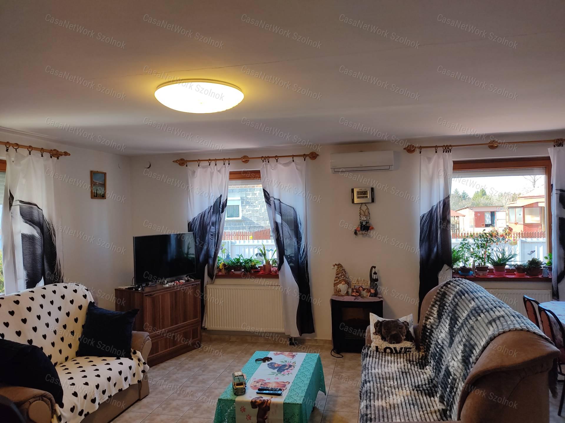 Eladó újszerű családi ház, Tápiószele
