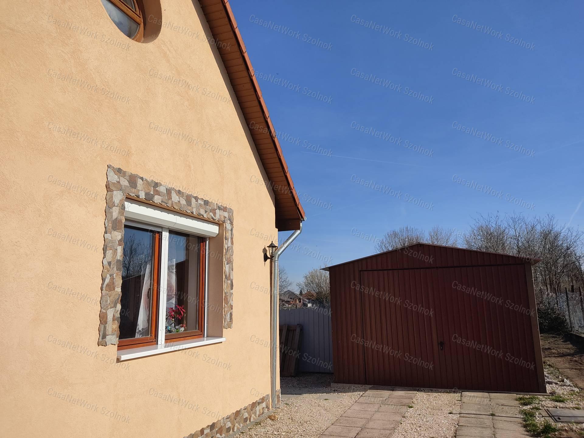 Eladó újszerű családi ház, Tápiószele