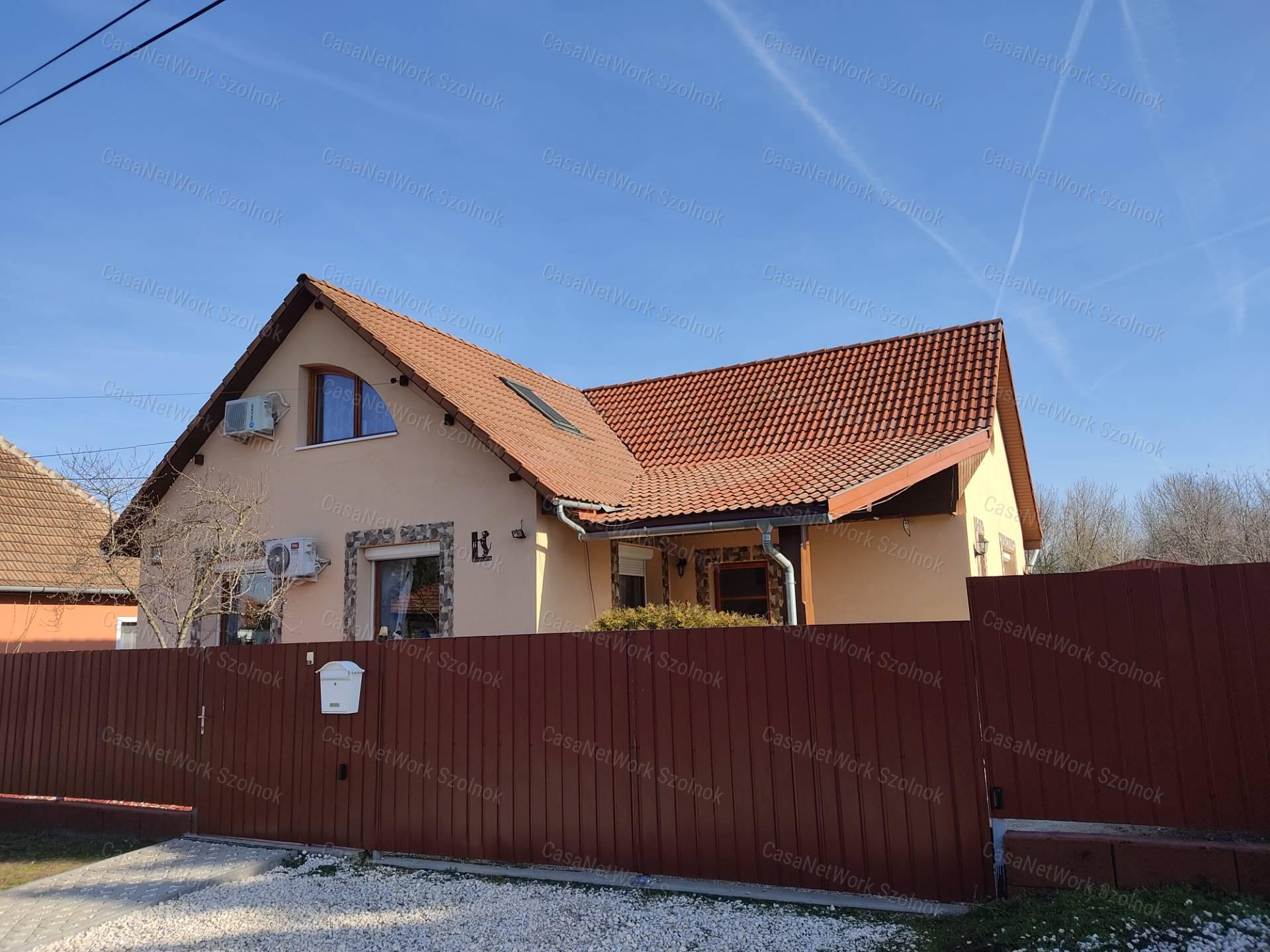 Eladó újszerű családi ház, Tápiószele