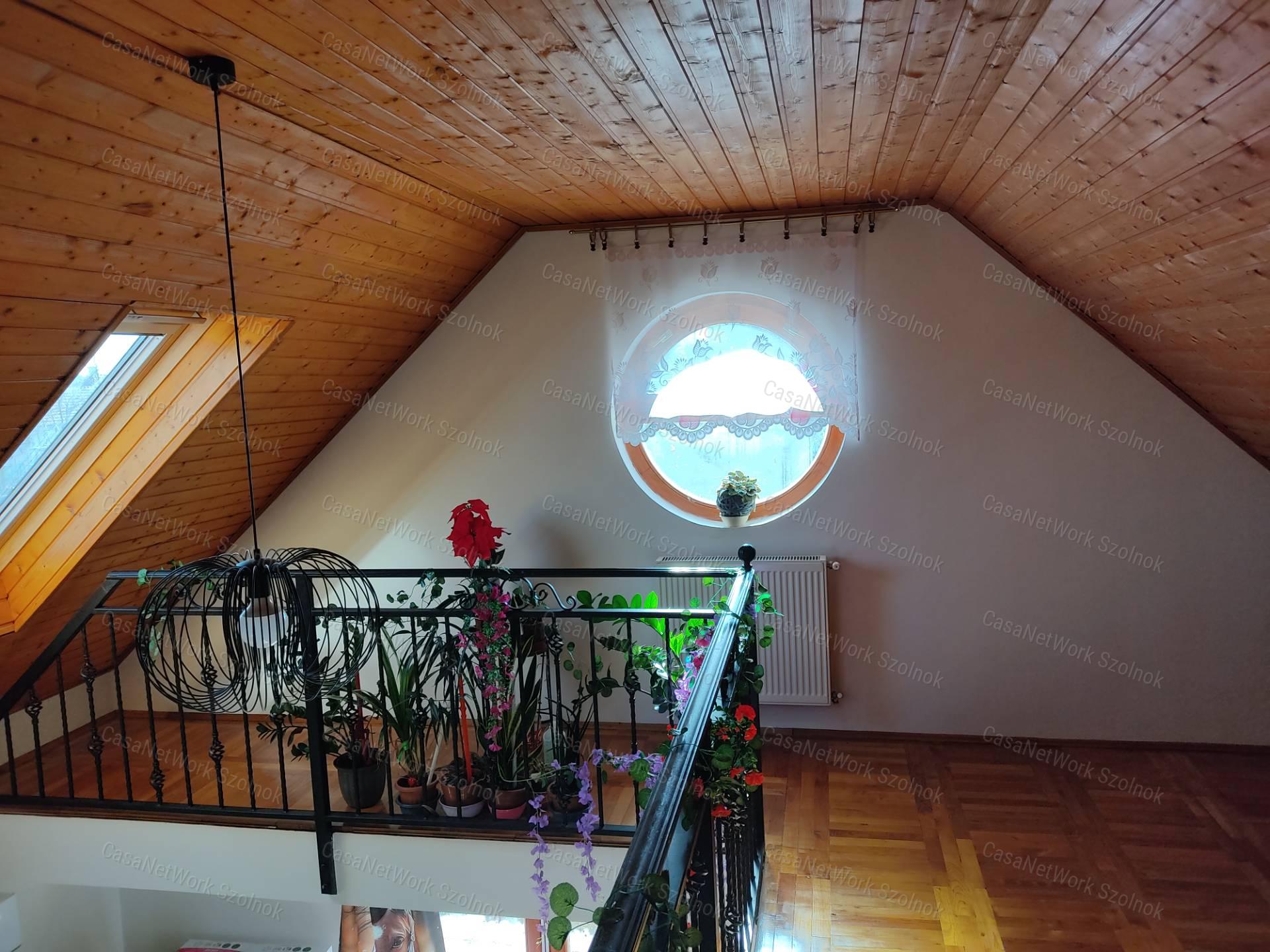 Eladó újszerű családi ház, Tápiószele