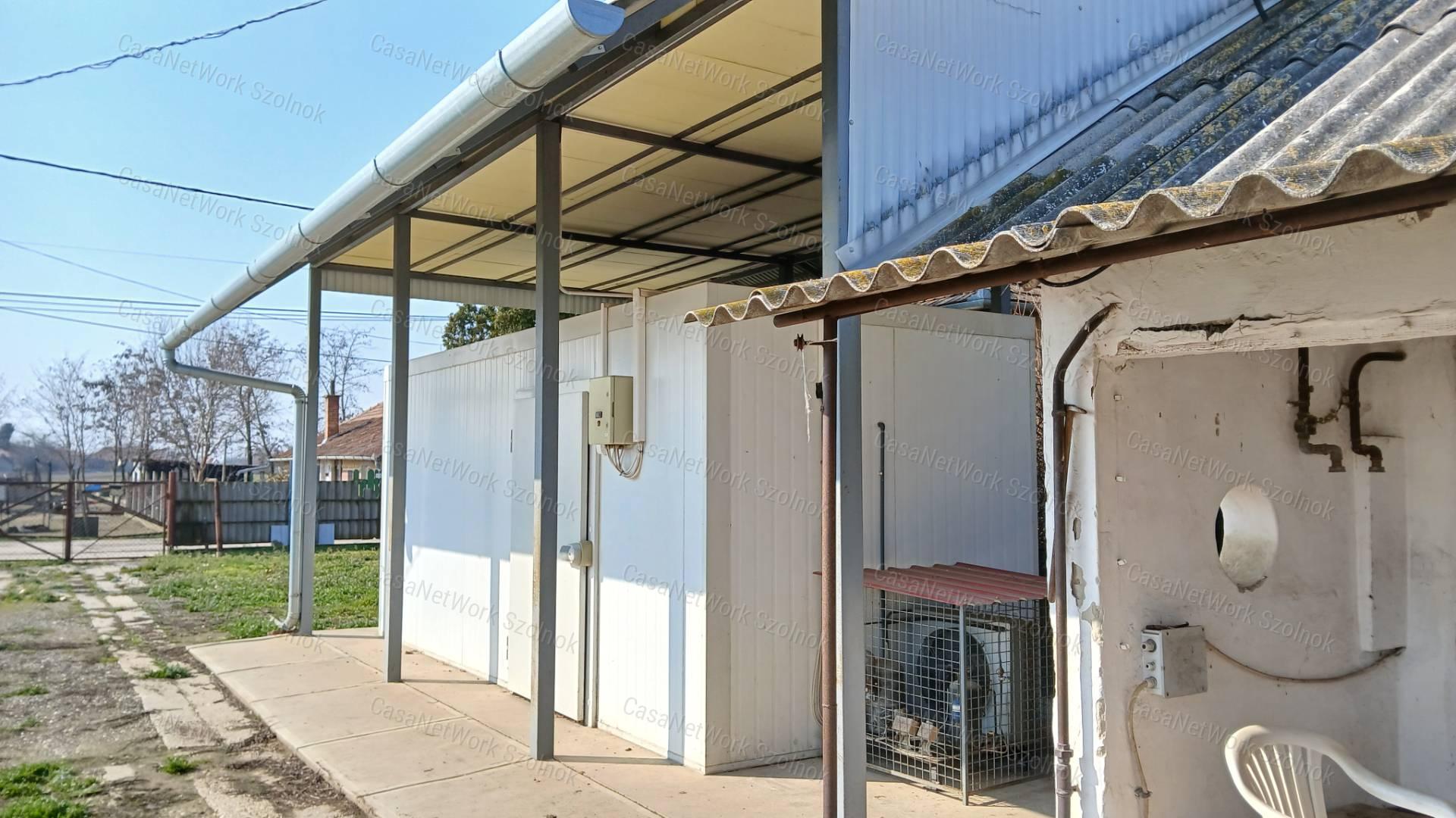 Eladó Tiszaföldváron egy 3718 m2-es telek hűtőházzal.