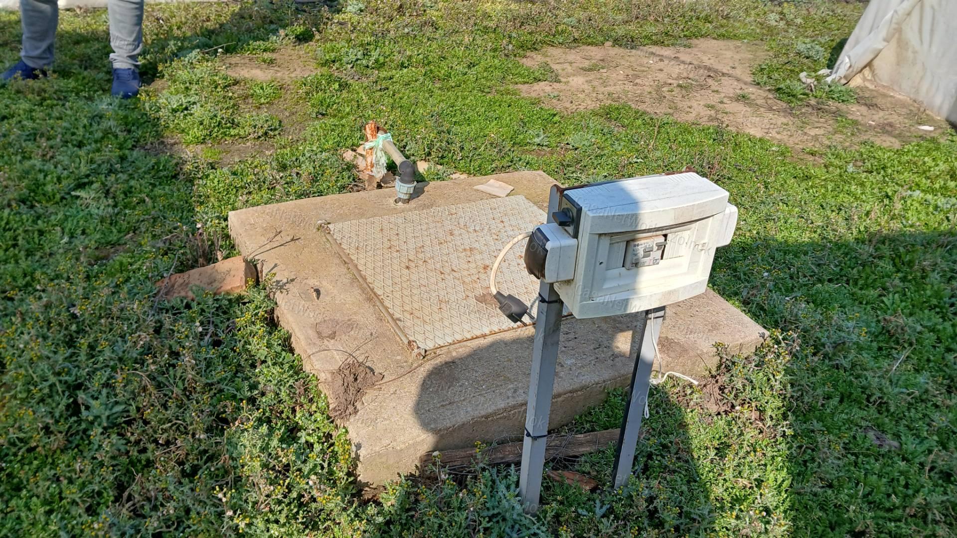 Eladó Tiszaföldváron egy 3718 m2-es telek hűtőházzal.