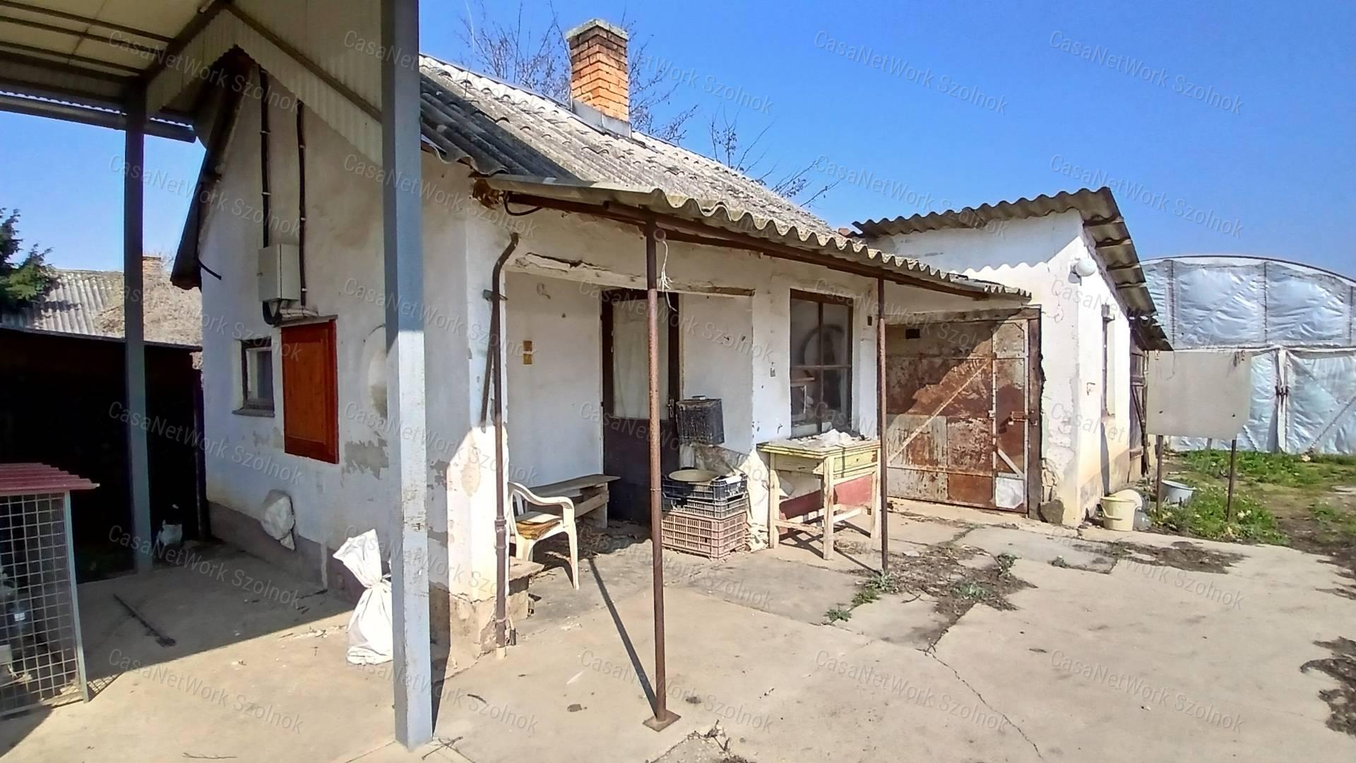 Eladó Tiszaföldváron egy 3718 m2-es telek hűtőházzal.