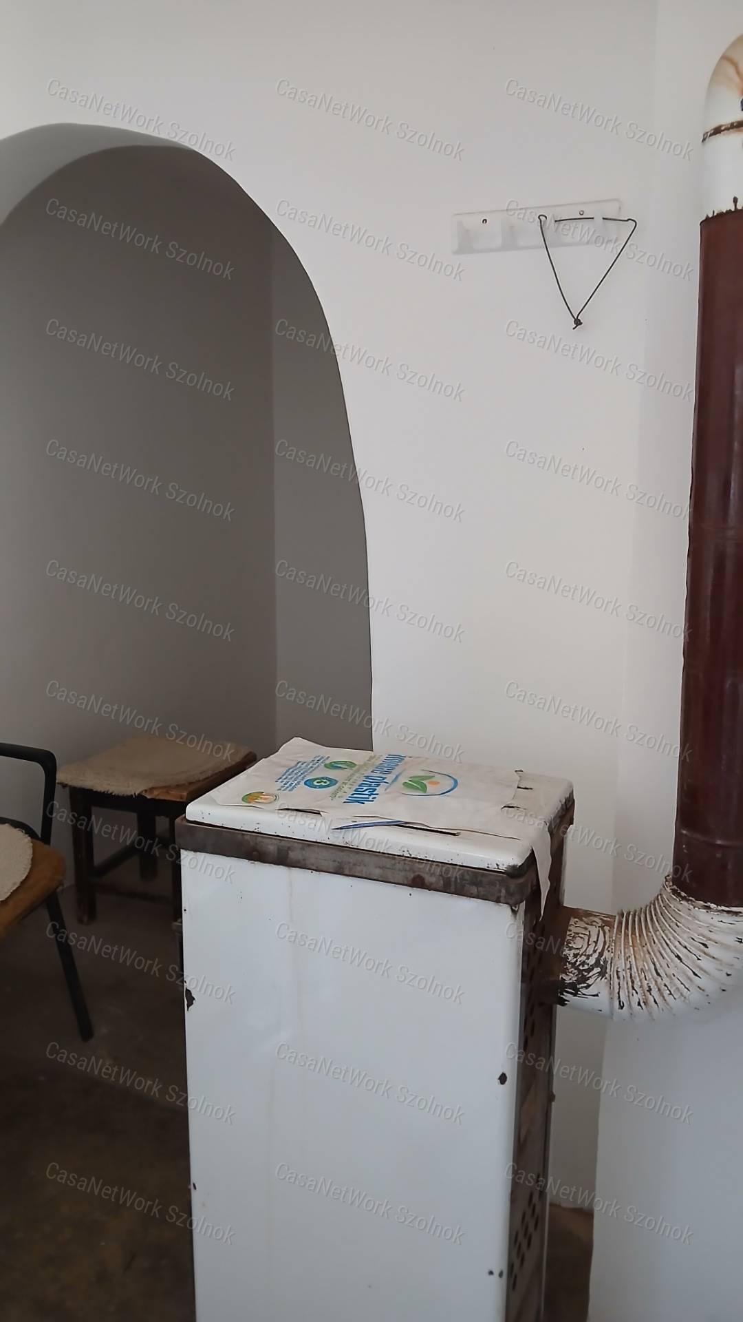 Eladó Tiszaföldváron egy 3718 m2-es telek hűtőházzal.