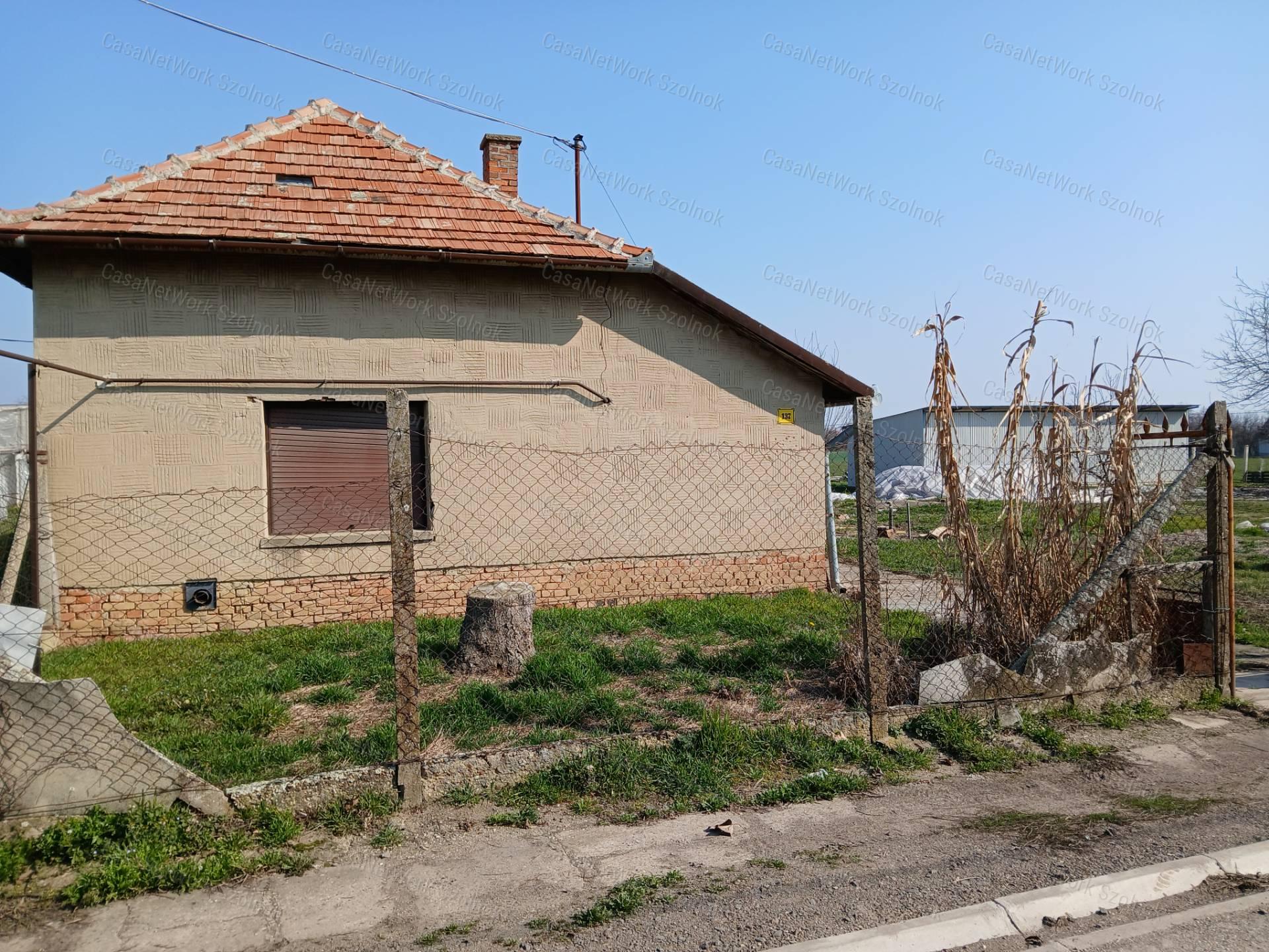 Eladó Tiszaföldváron egy 68 m2-es családi ház földterülettel.
