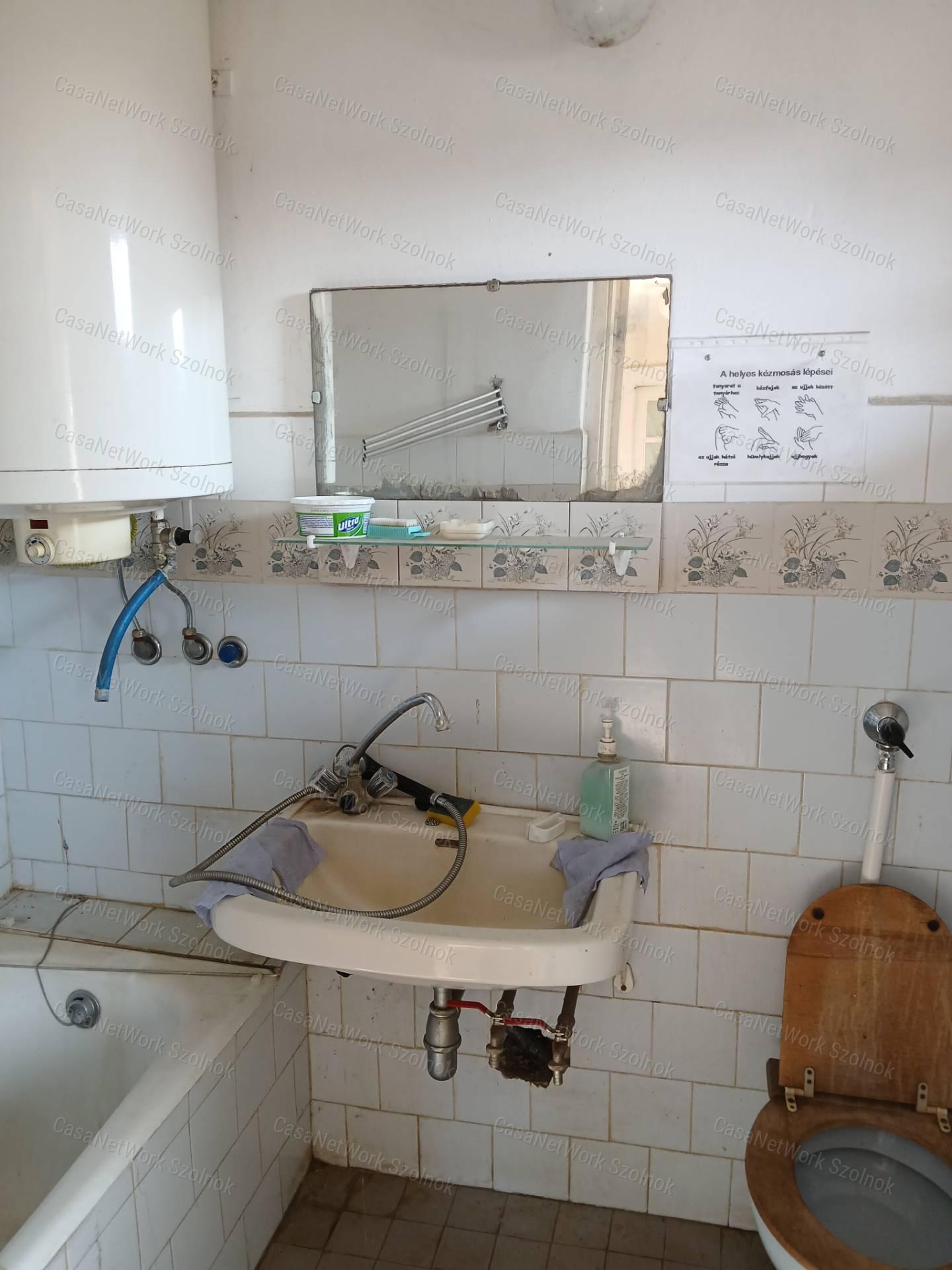 Eladó Tiszaföldváron egy 68 m2-es családi ház földterülettel.